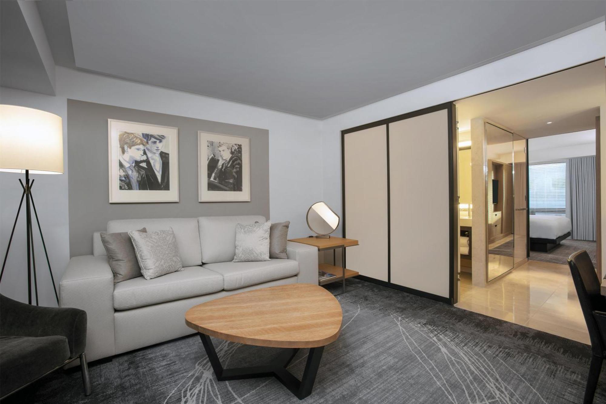 Apartament z łóżkiem typu king-size i widokiem na rzekę