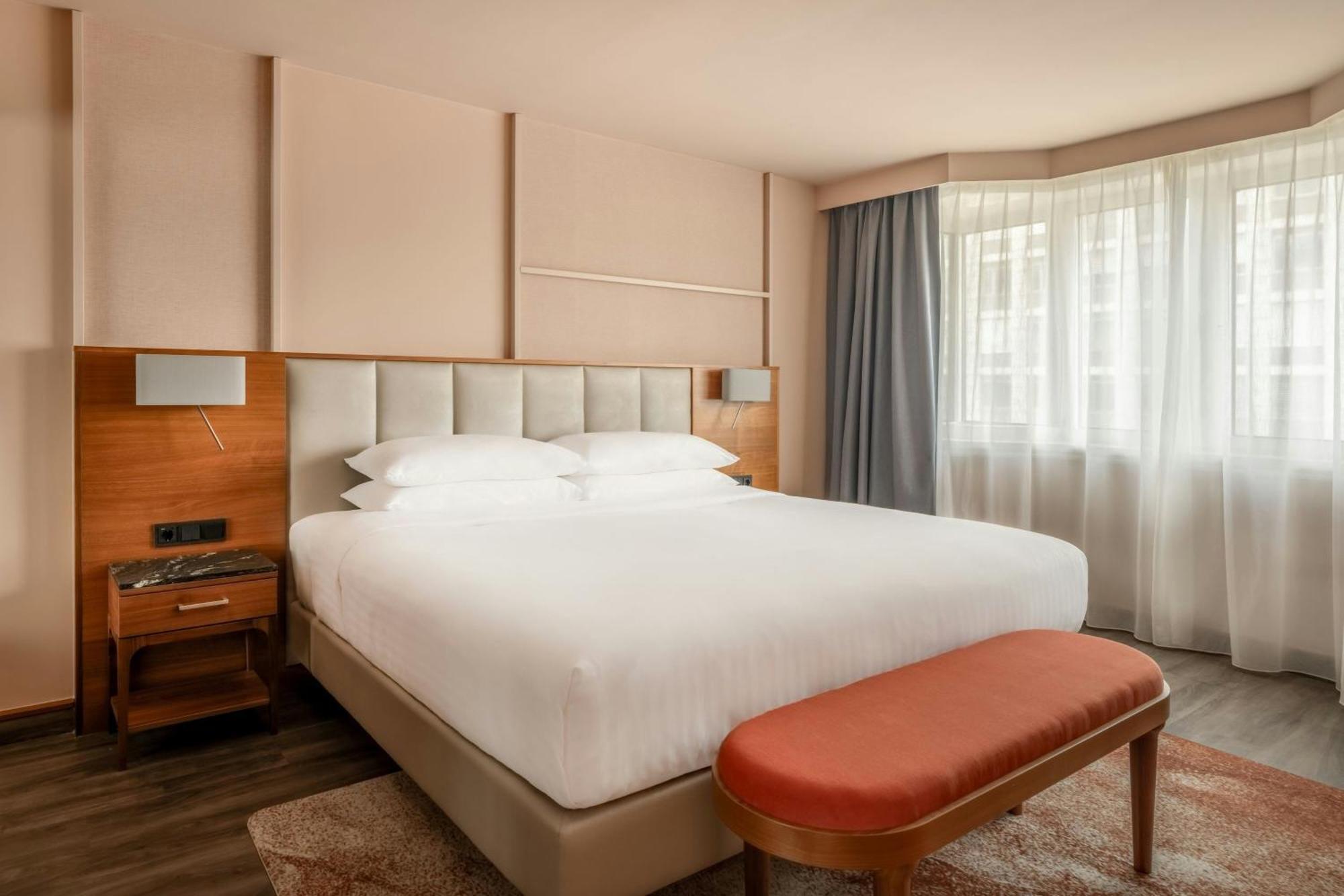 Executive Suite M Club lounge access