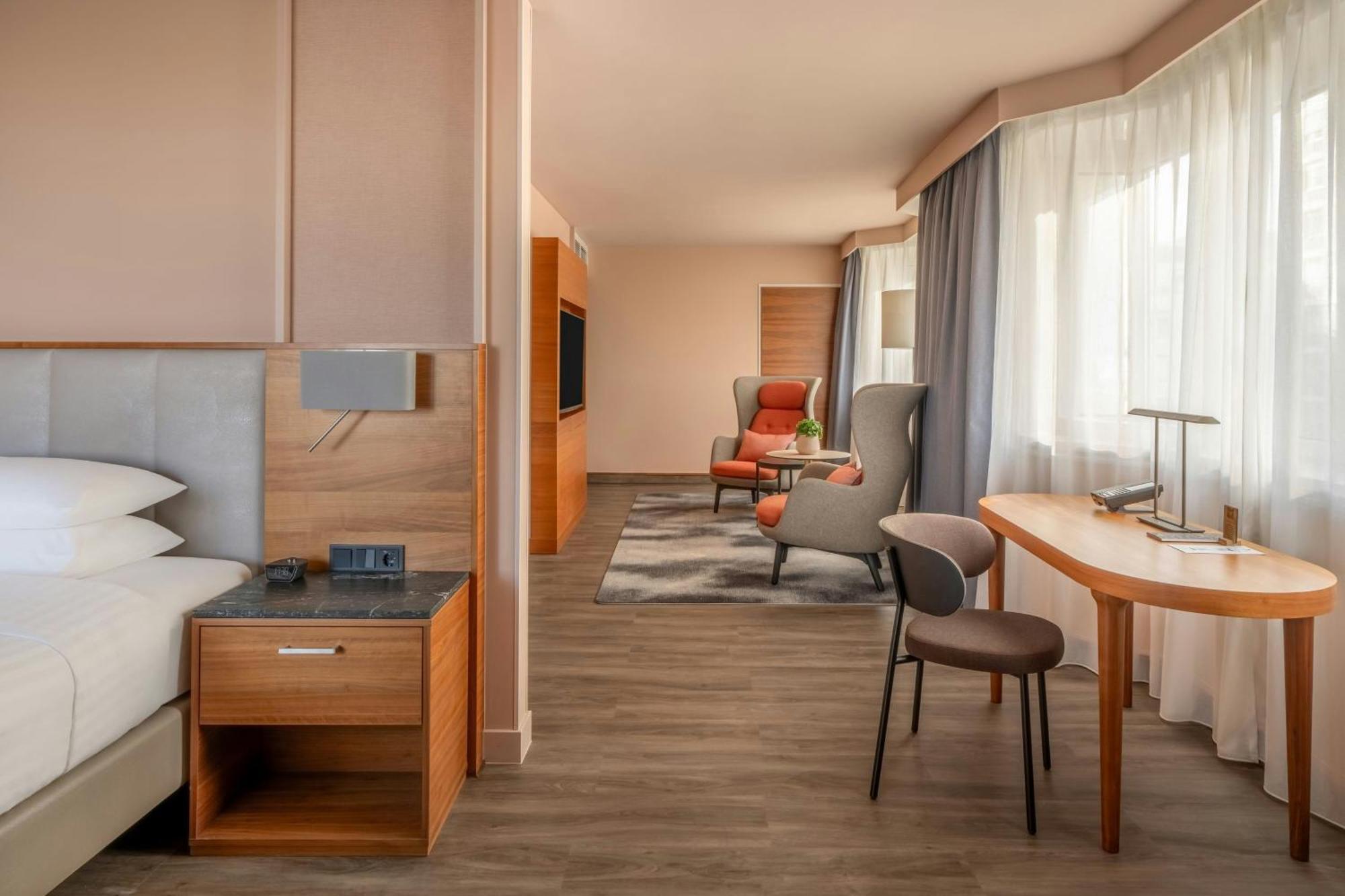 Executive Suite M Club lounge access