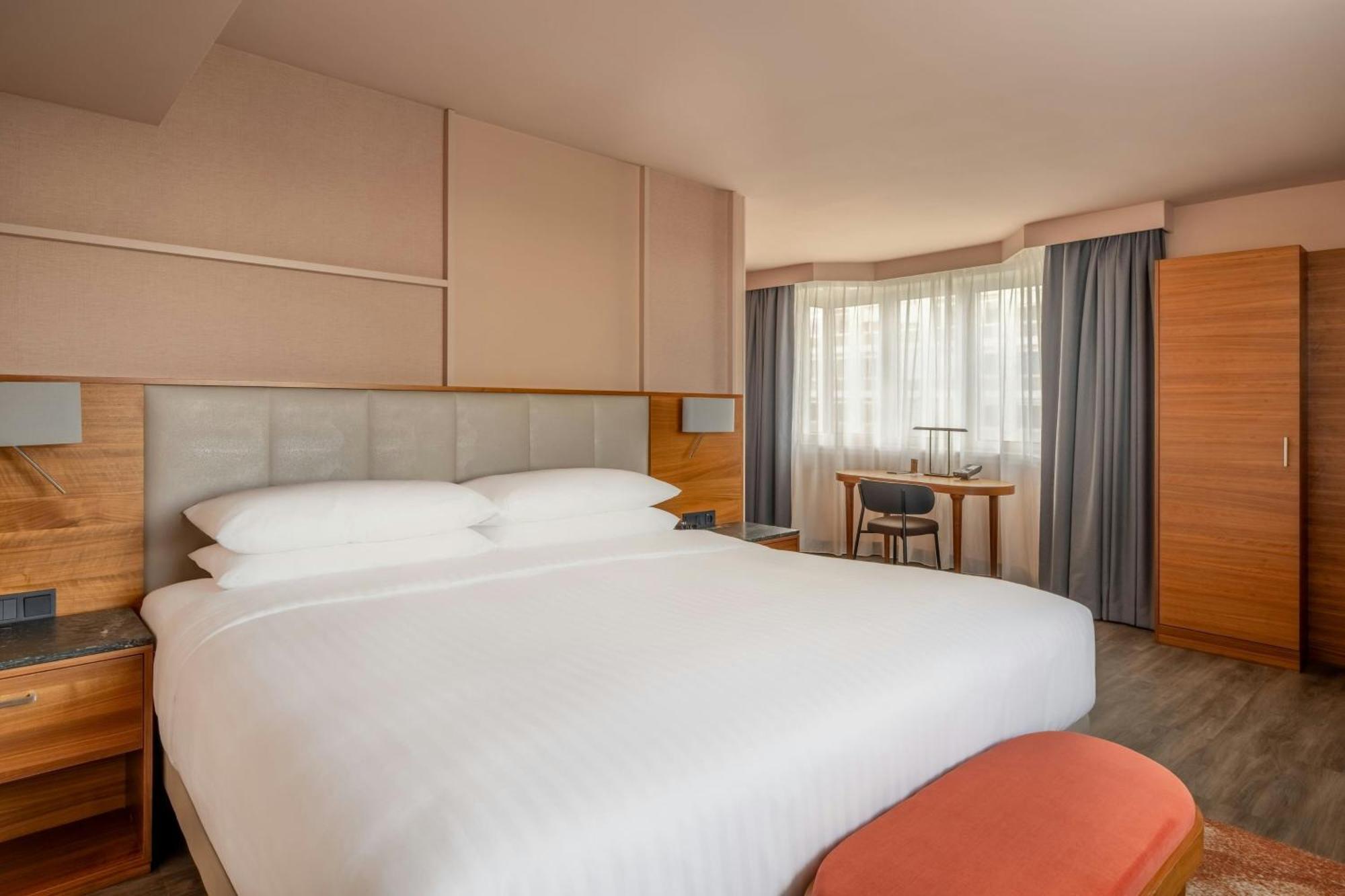 Executive Suite M Club lounge access
