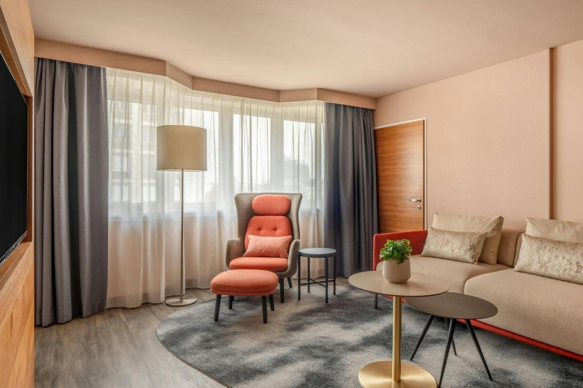 Executive Suite M Club lounge access