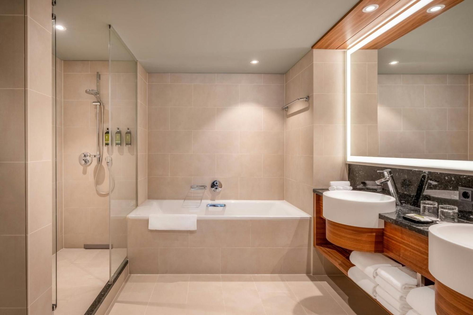Executive Suite M Club lounge access