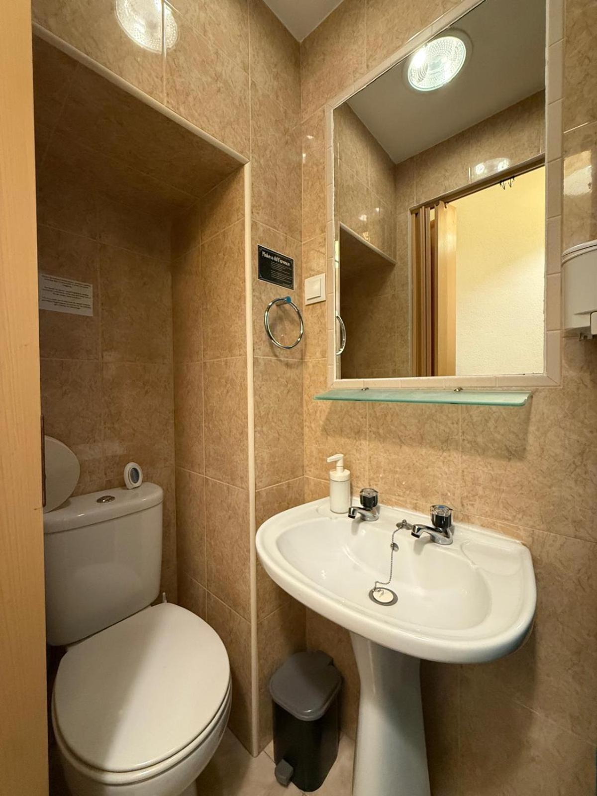 Double or Twin Room Private Bathroom