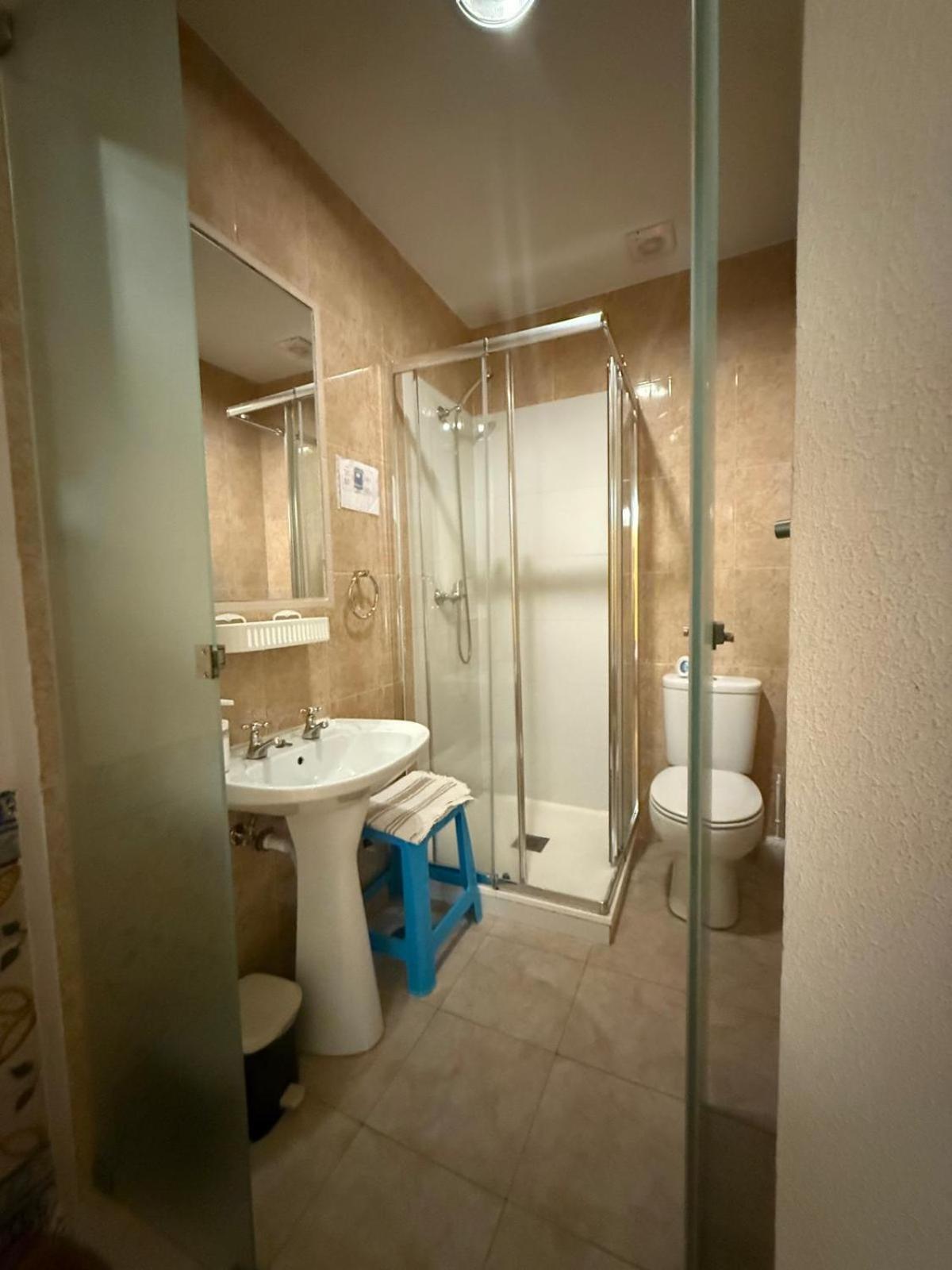 Double or Twin Room Private Bathroom