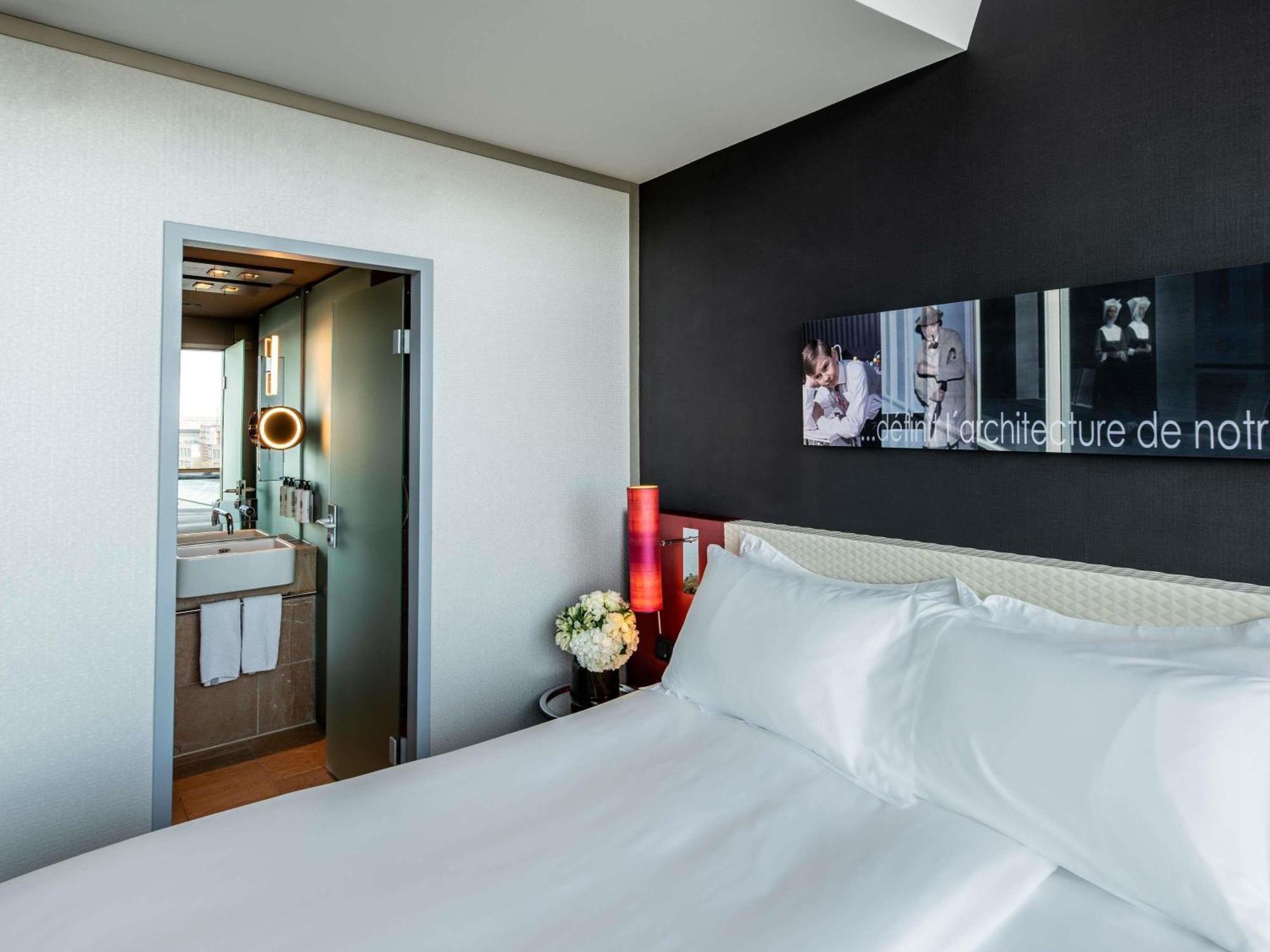 Dwupoziomowy apartament typu Junior Suite z widokiem na okolicę