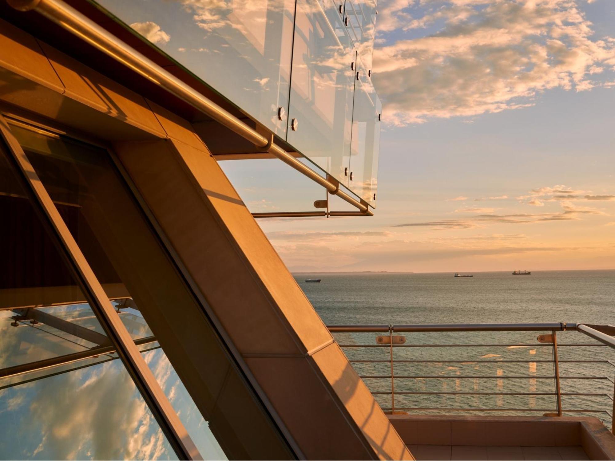 Senior Suite Front Sea View