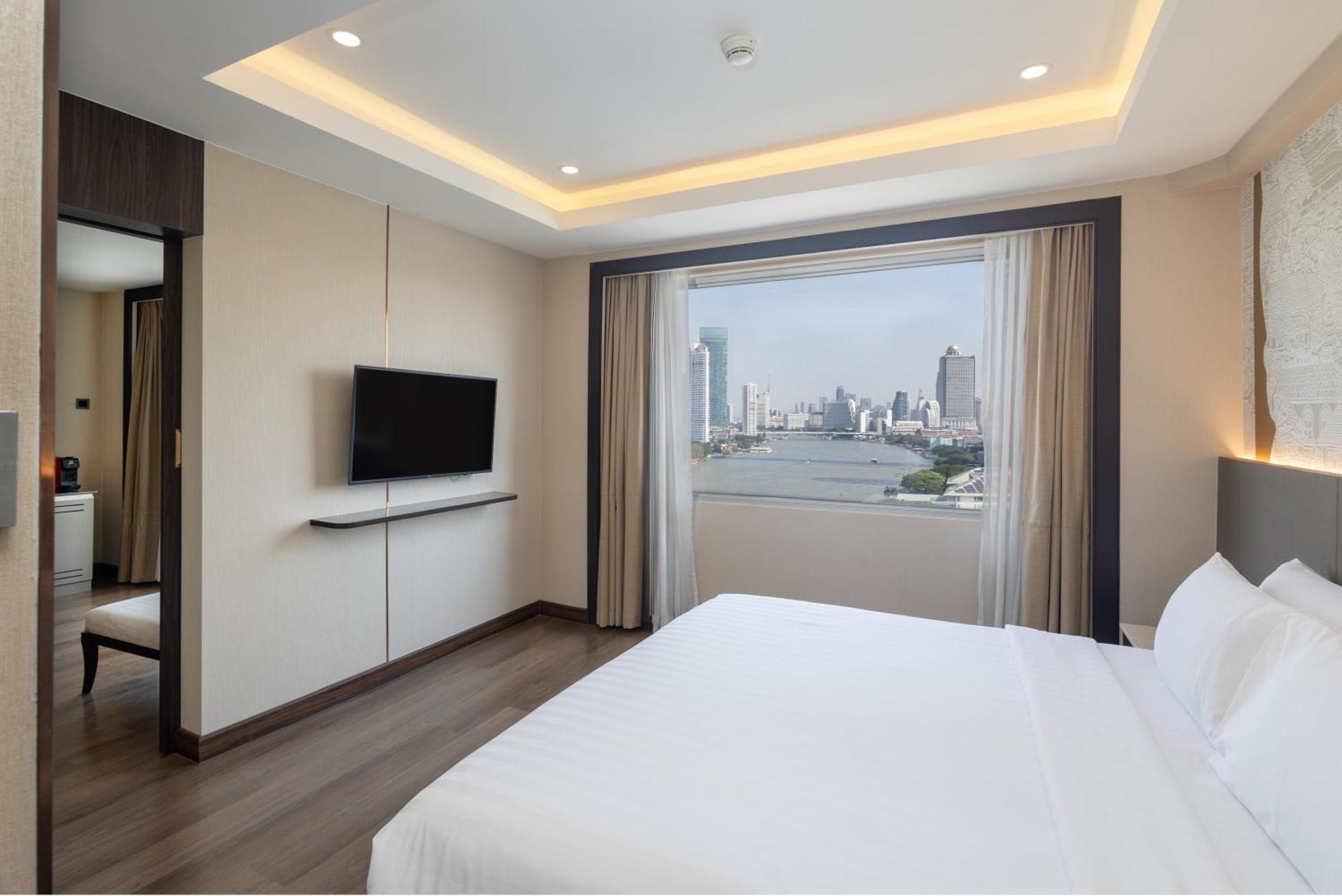 Apartament typu Suite z łóżkiem typu king-size, balkonem i widokiem na rzekę