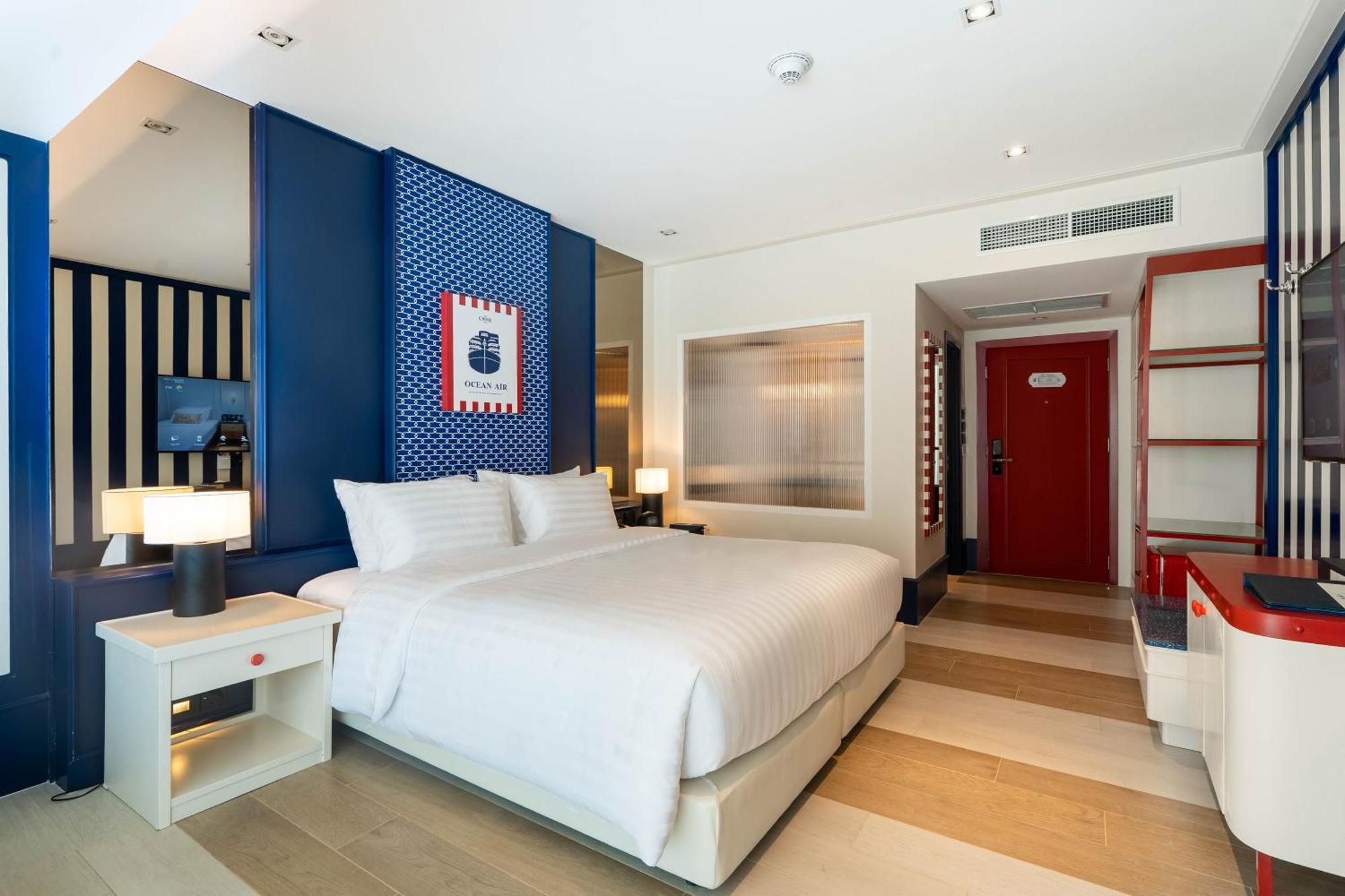 Cruise Cabin King Bed,1765417593:JPEG