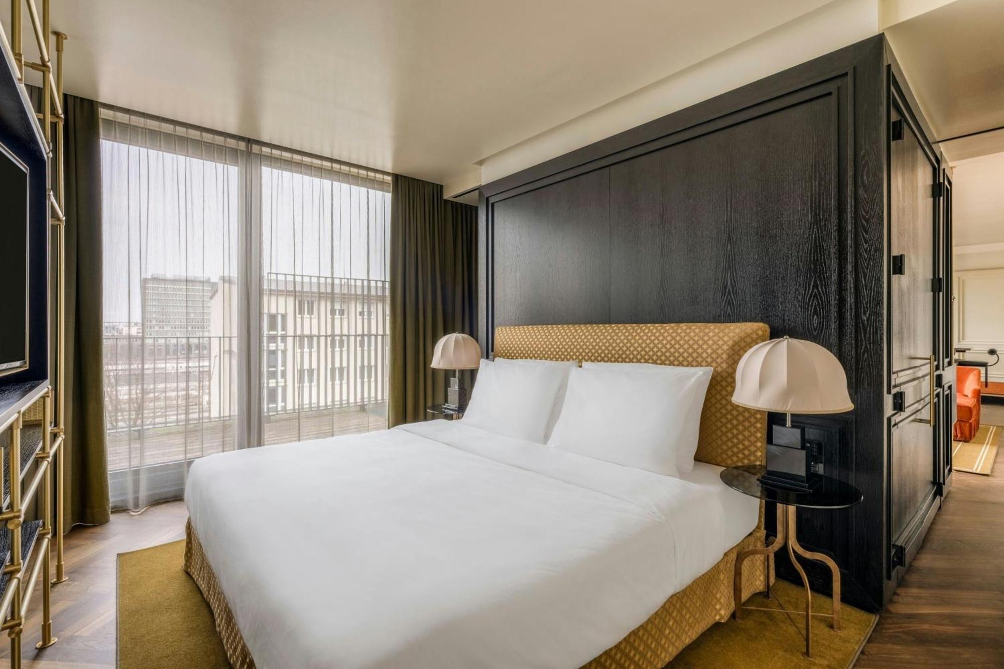 Apartament typu Grand Suite z łóżkiem typu king-size, wanną z hydromasażem i balkonem