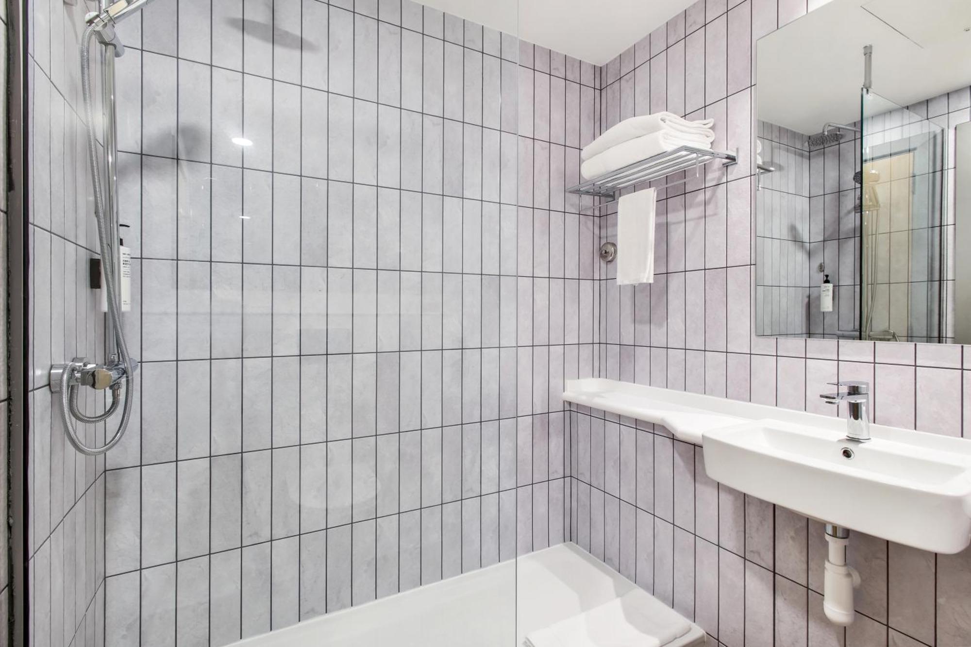 Non-Smoking New Style Double Room DXB Airport Shuttle Every 30min to T1&3
