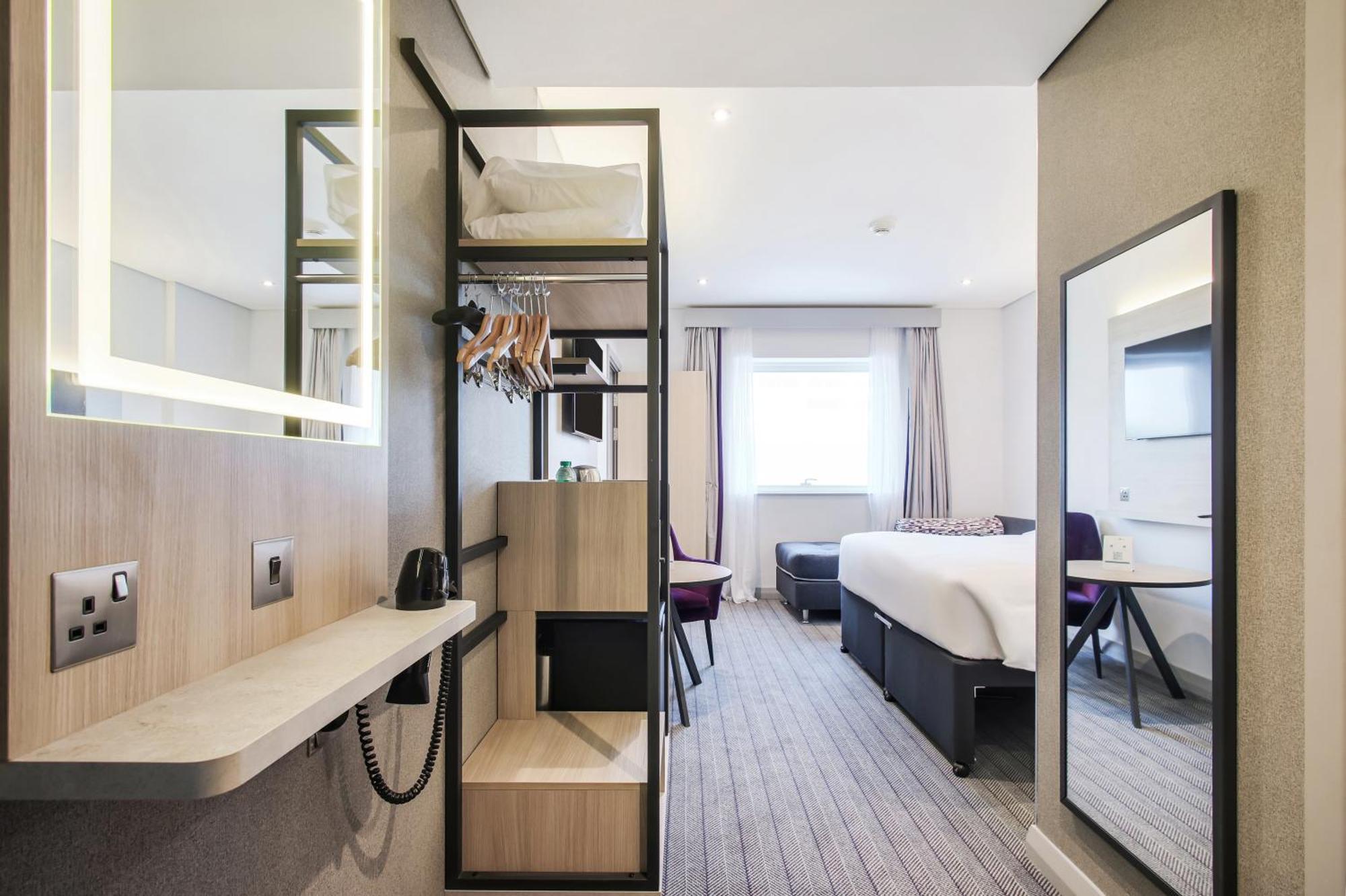 Interconnecting Family Room DXB Airport Shuttle Every 30min to T1&3