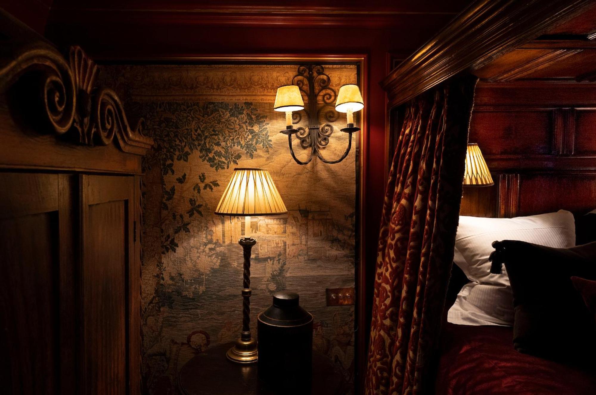 Deluxe Suite Armoury,1765884470:JPEG
