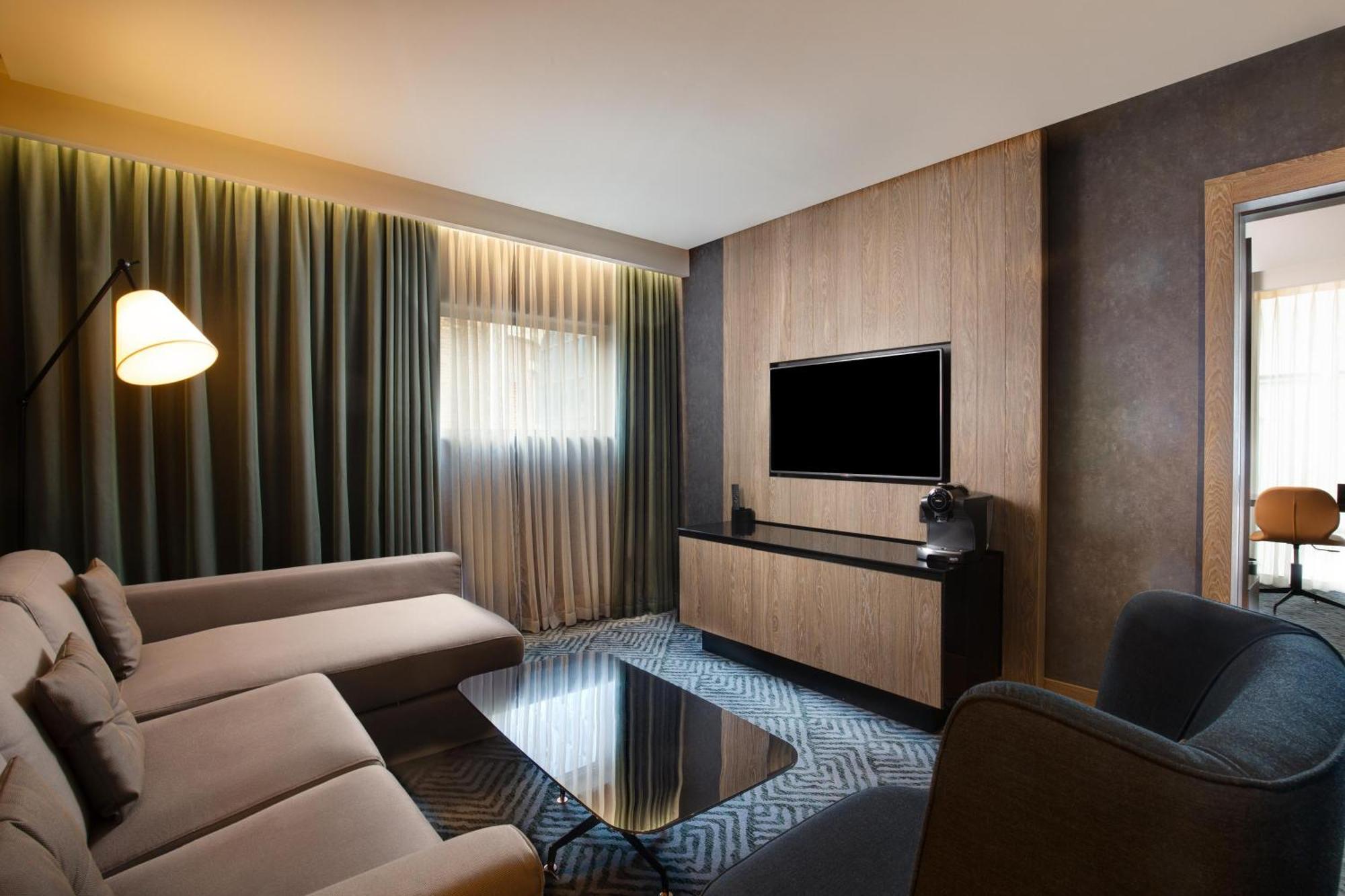 Apartament z 1 sypialnią i łóżkiem typu king-size – wstęp do salonu