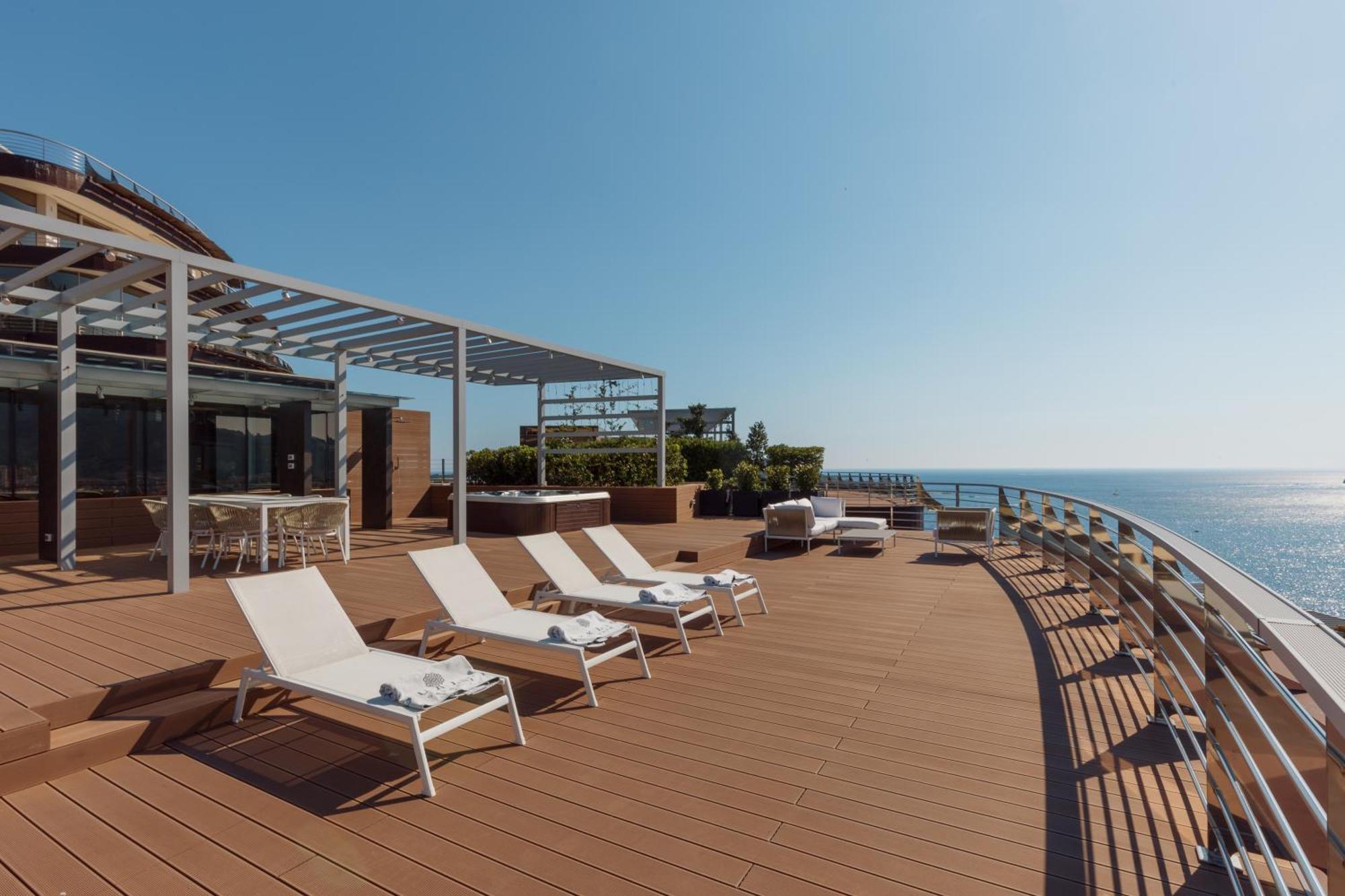 Penthouse Four-Bedroom Apartment Rooftop Terrace Sea View