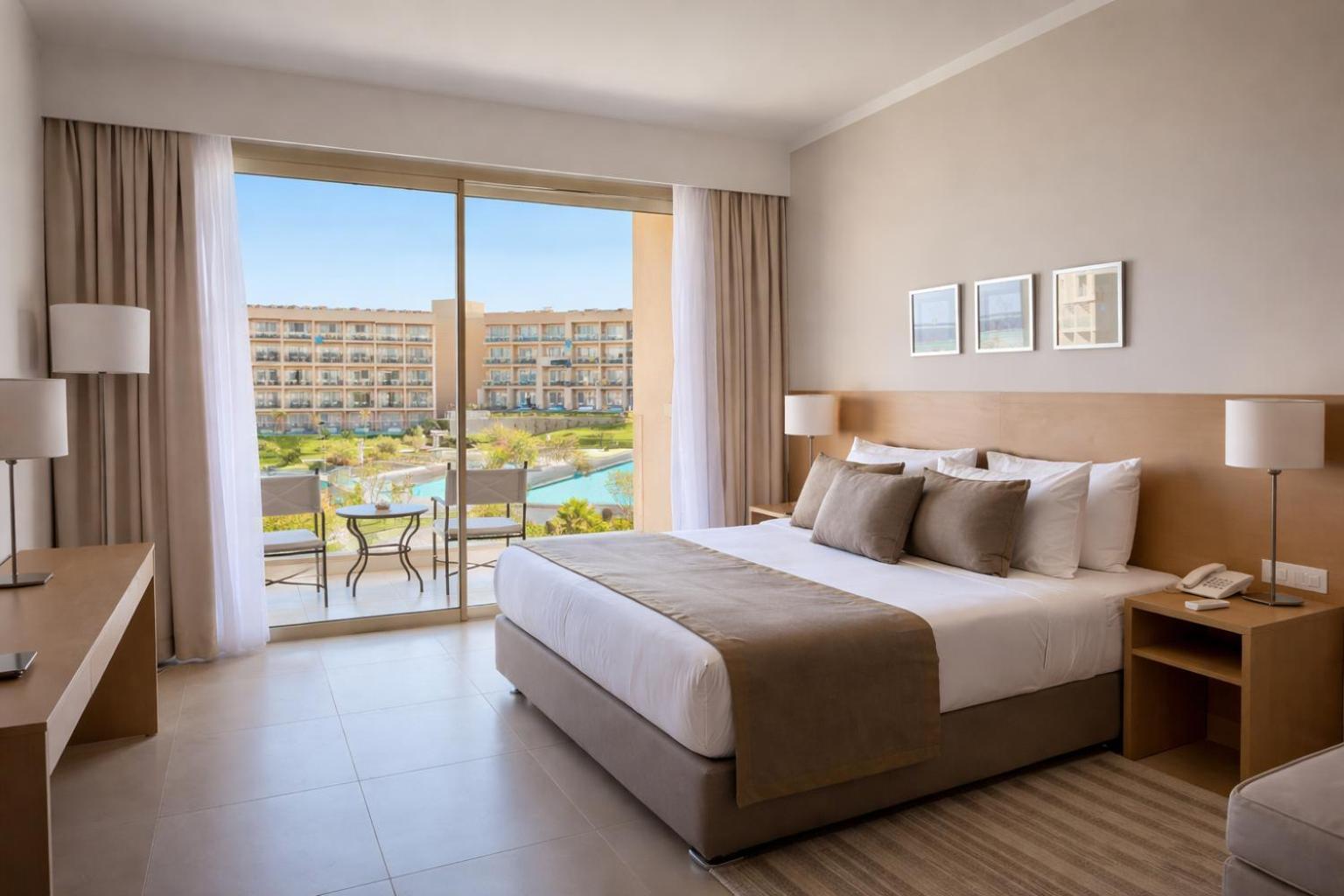 Executive Suite Queen Bed Swim Up