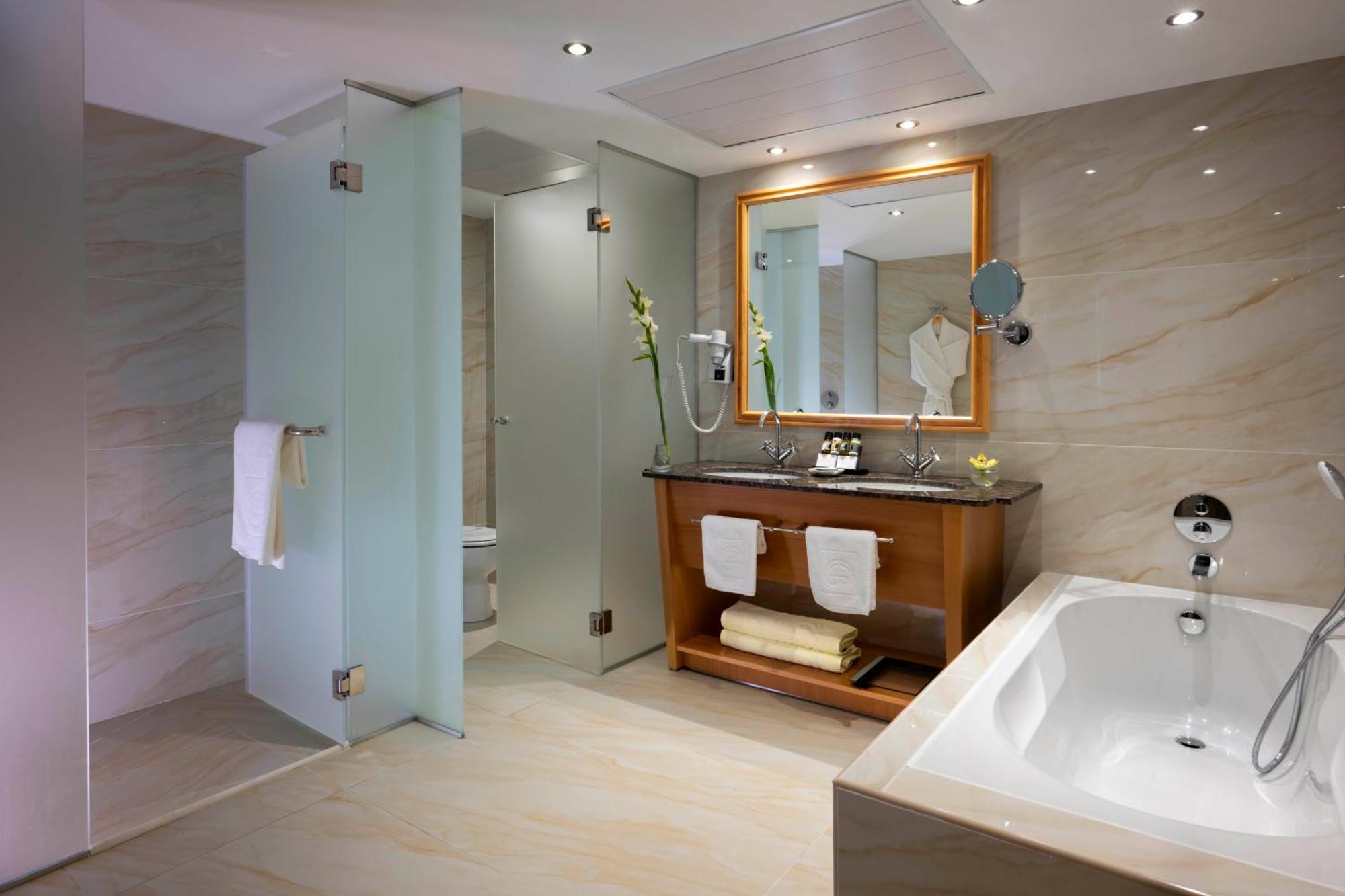 Deluxe Superior One Bedroom Suite Front Sea View