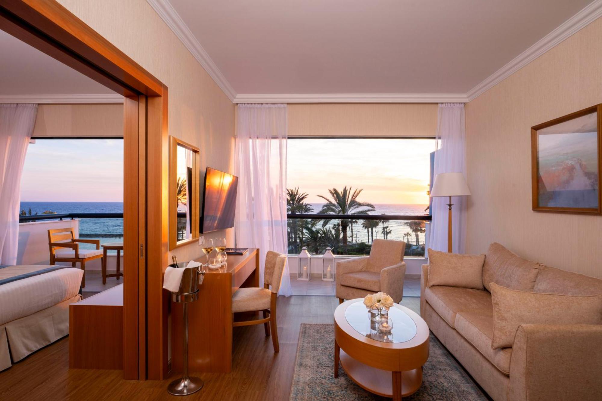 Deluxe Superior One Bedroom Suite Front Sea View