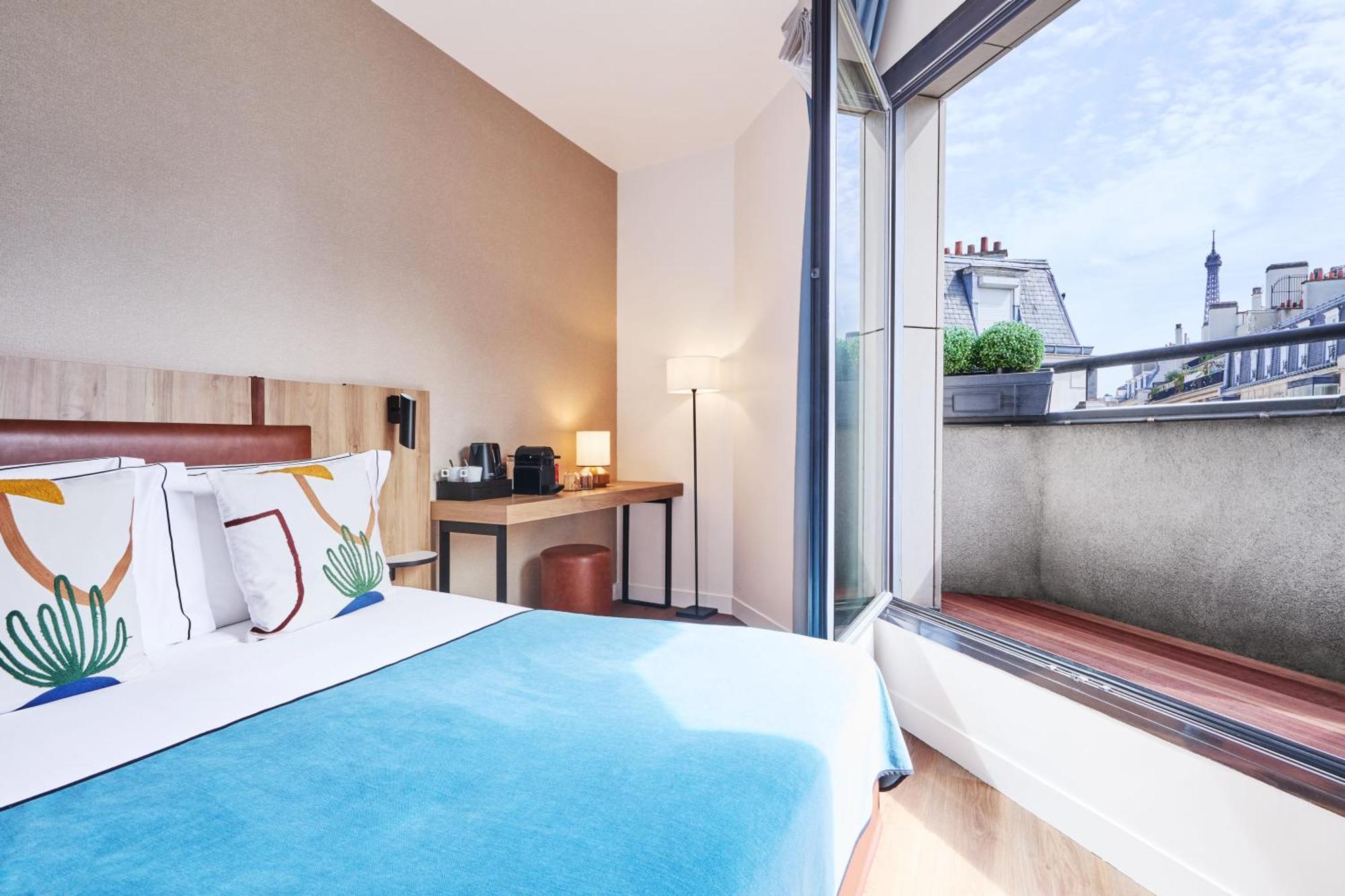 Superior Room Eiffel Tower view