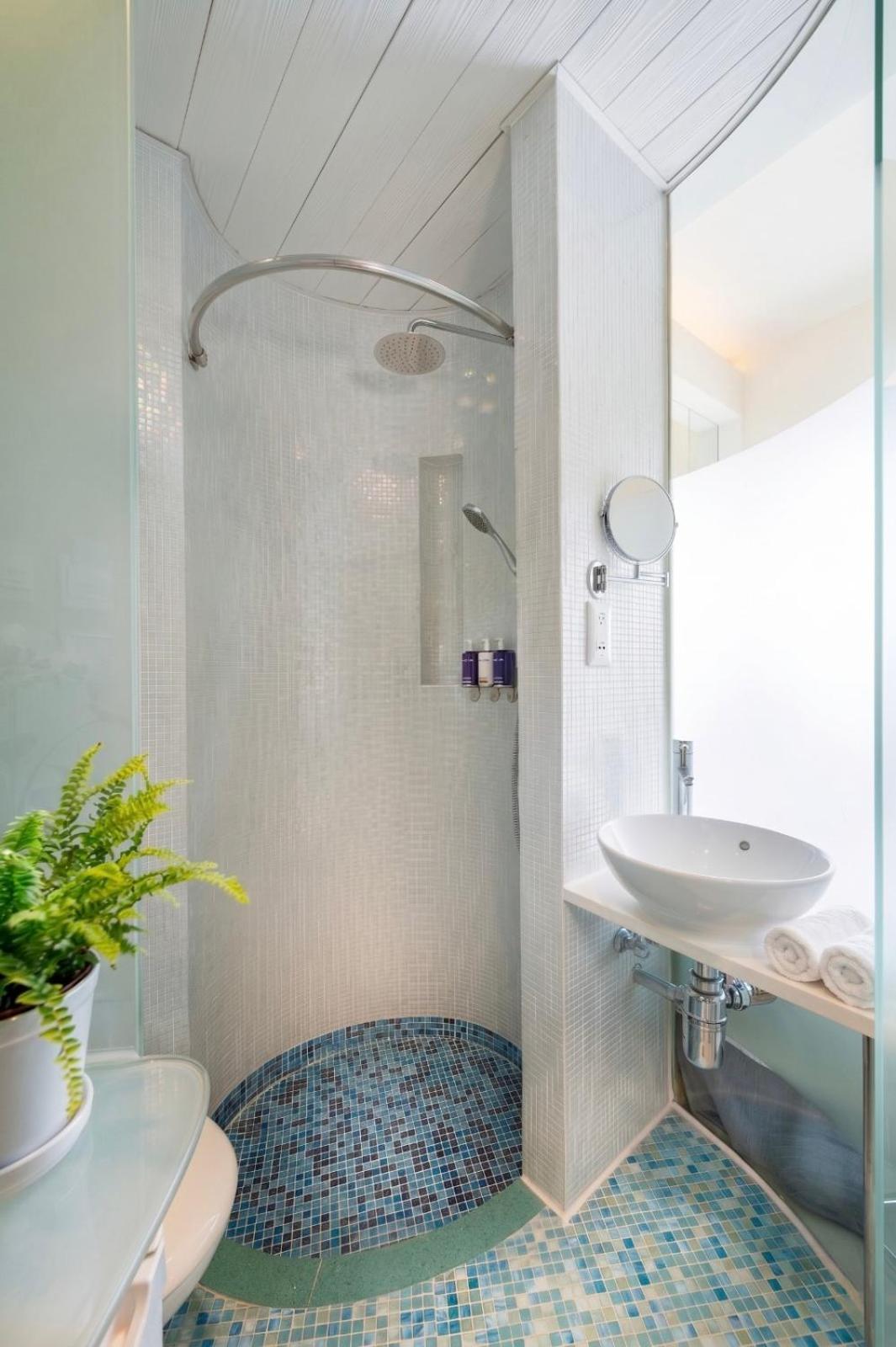 Long Comfort Room Weekly Housekeeping Service