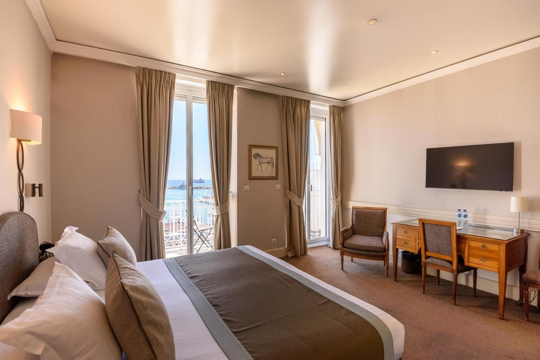 Family Suite Adjacent rooms sea city view
