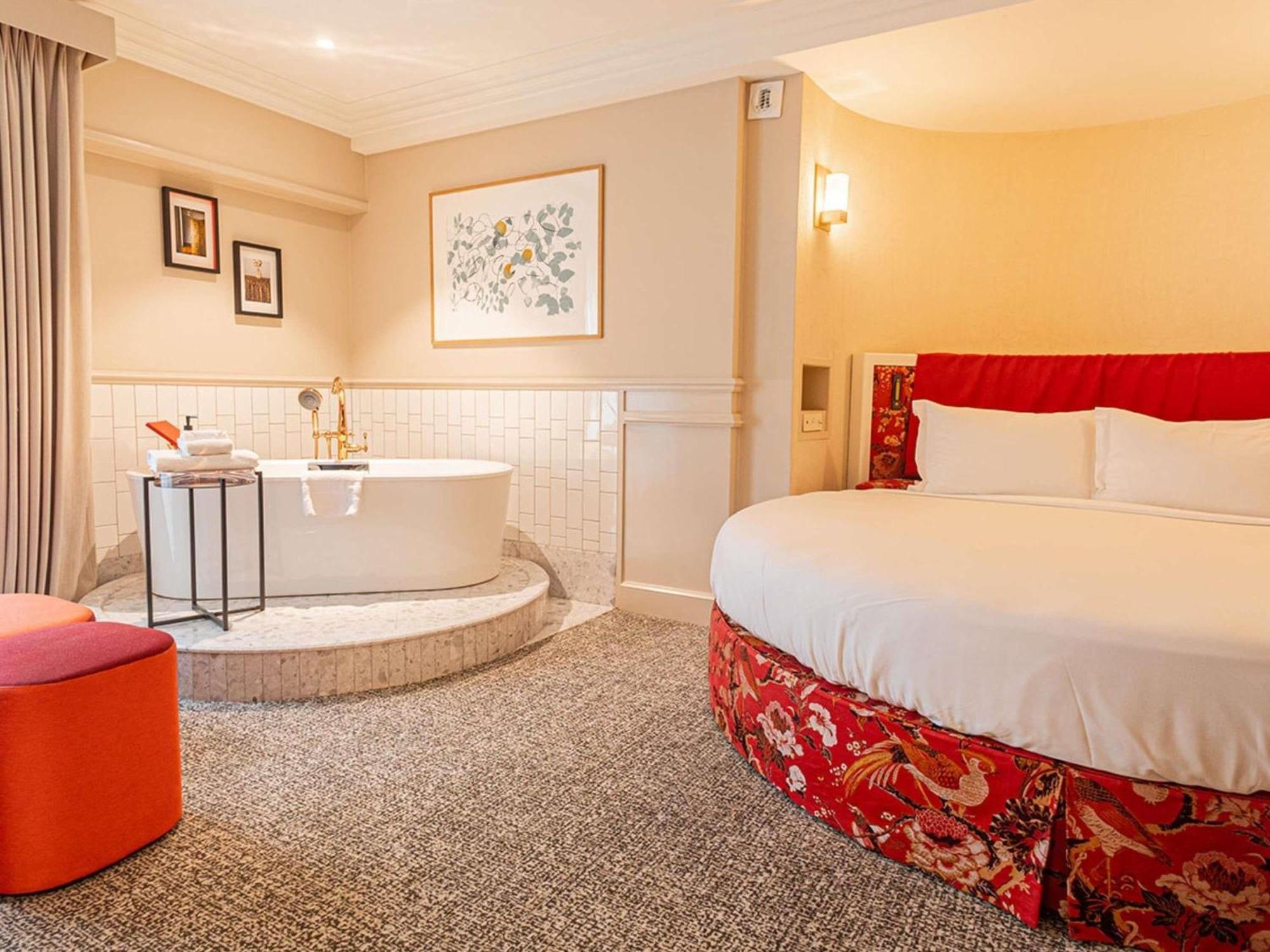 Honeymoon Suite Round bed or Bathtub or Lounge Area Grand Boulevard View