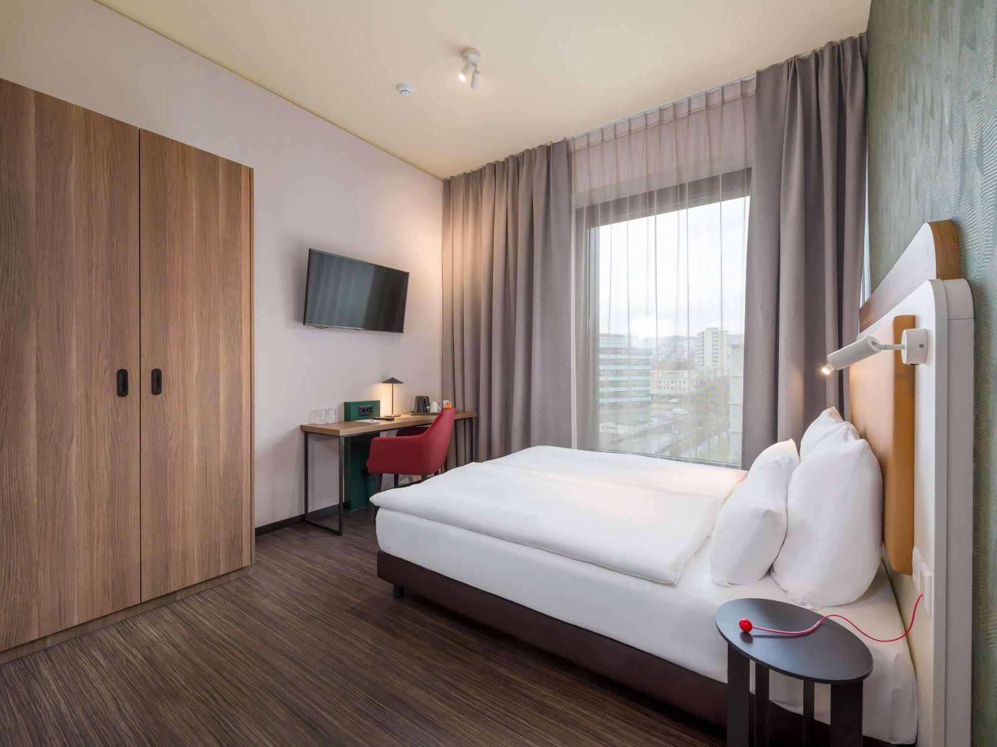 Comfort Queen Room Mobility Accessible