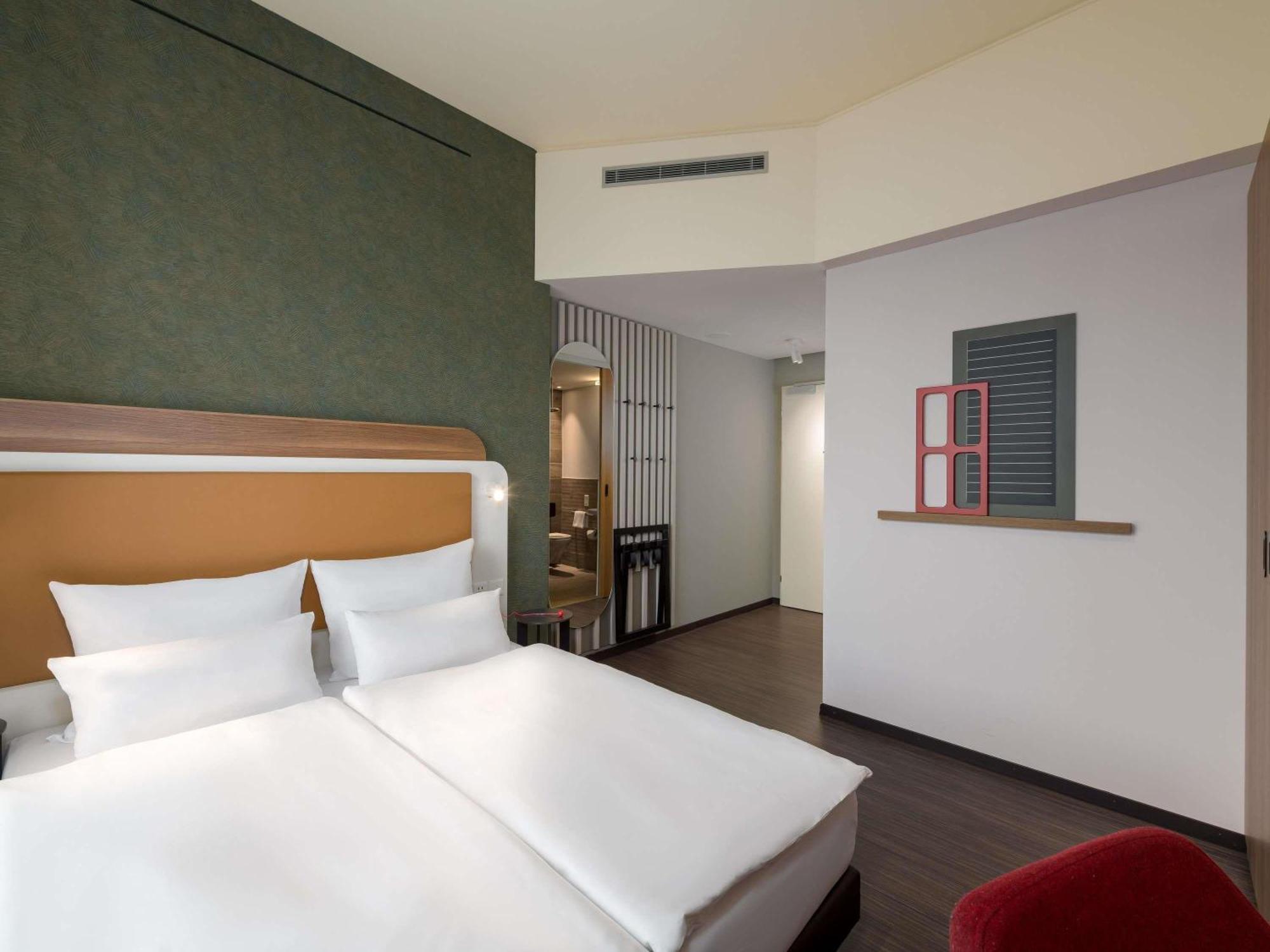 Comfort Queen Room Mobility Accessible