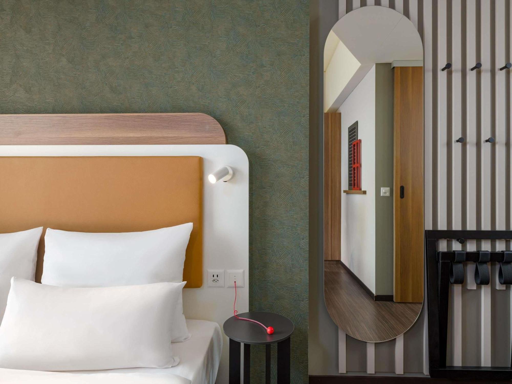 Comfort Queen Room Mobility Accessible