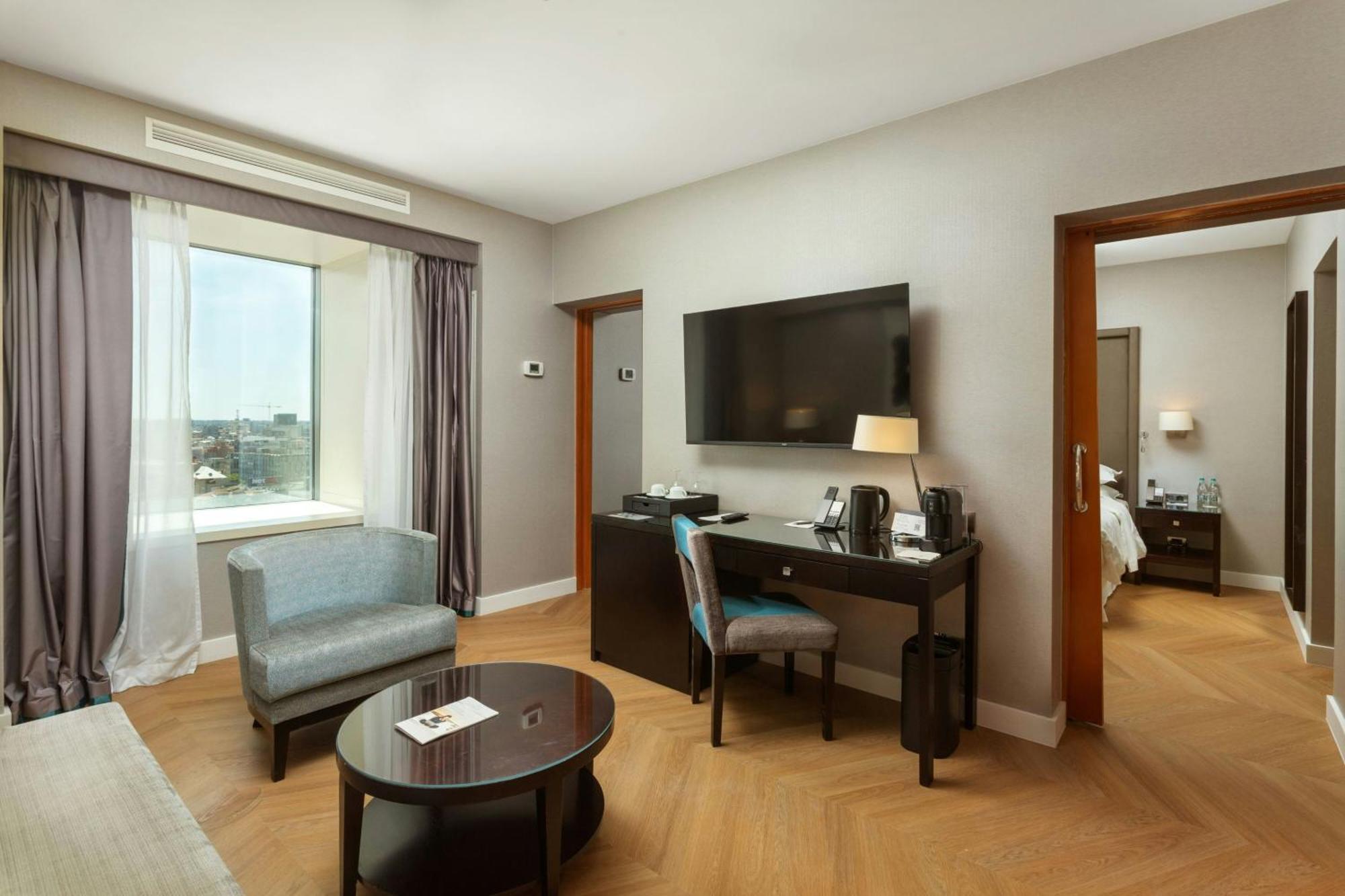 Deluxe Executive level 1 Bedroom Junior Suite 1 King