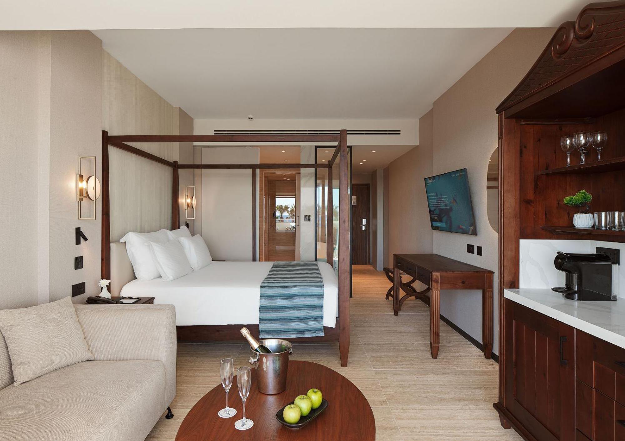Fisherman’s Junior Suite Pool sea view 18 years old
