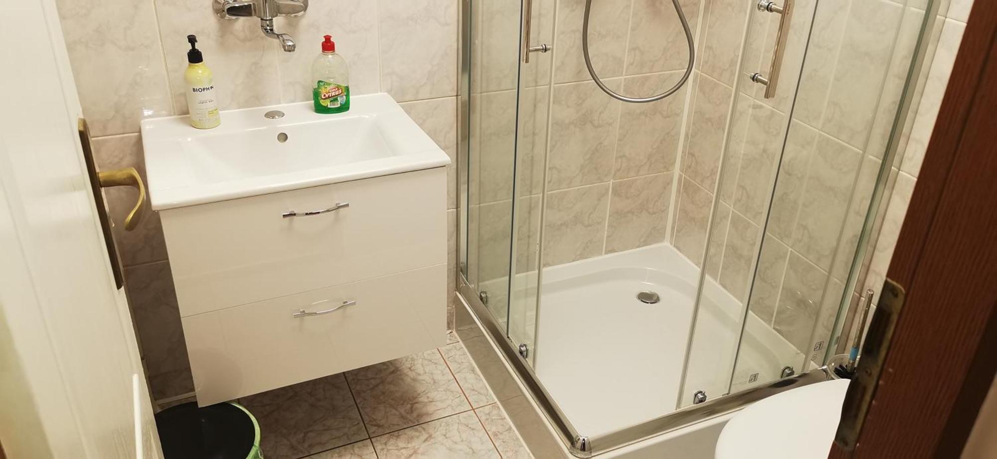 Pokój z 2 łóżkami pojedynczymi i widokiem na ogród