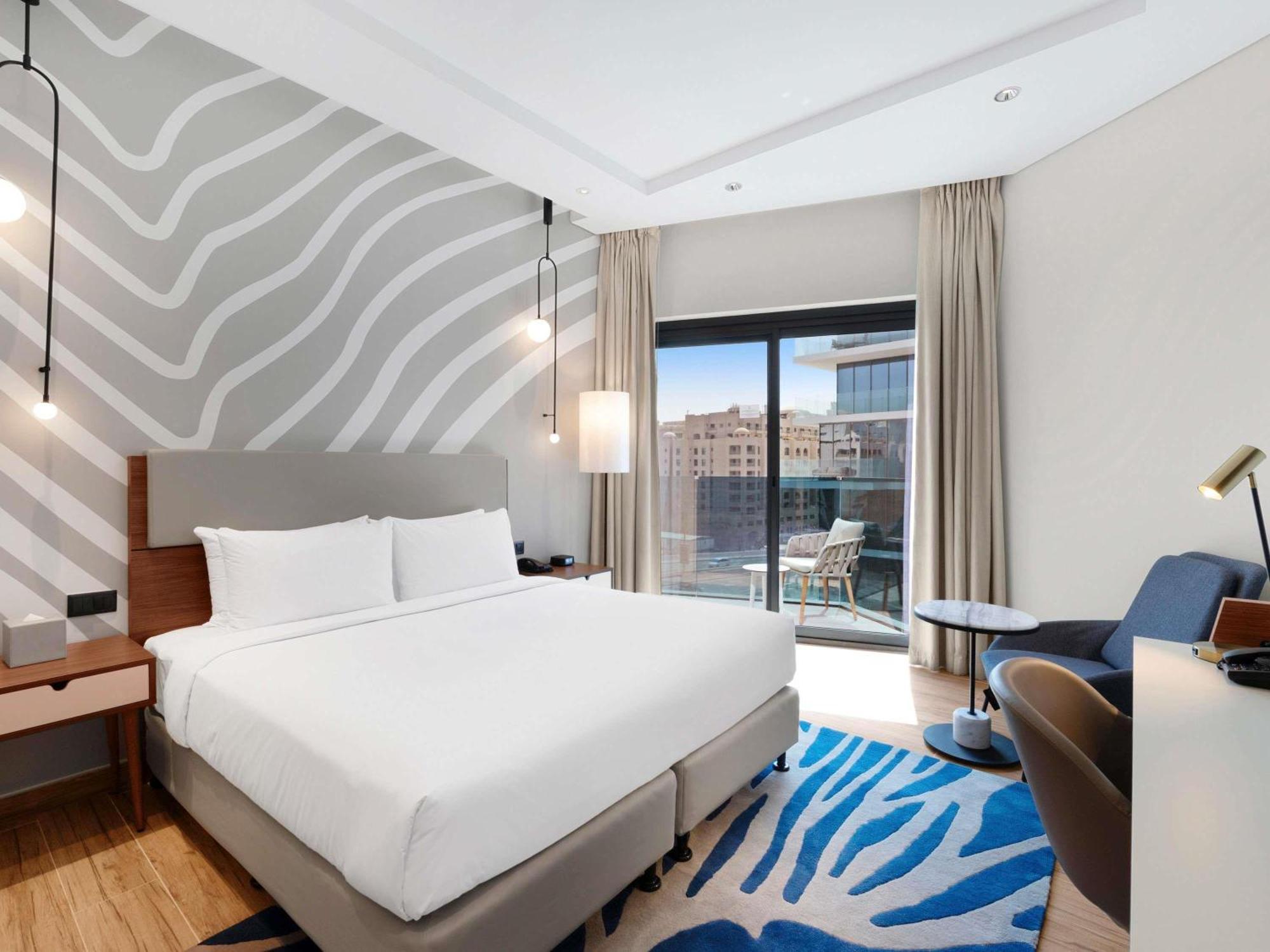 One Bedroom Balcony & Private Beach Access