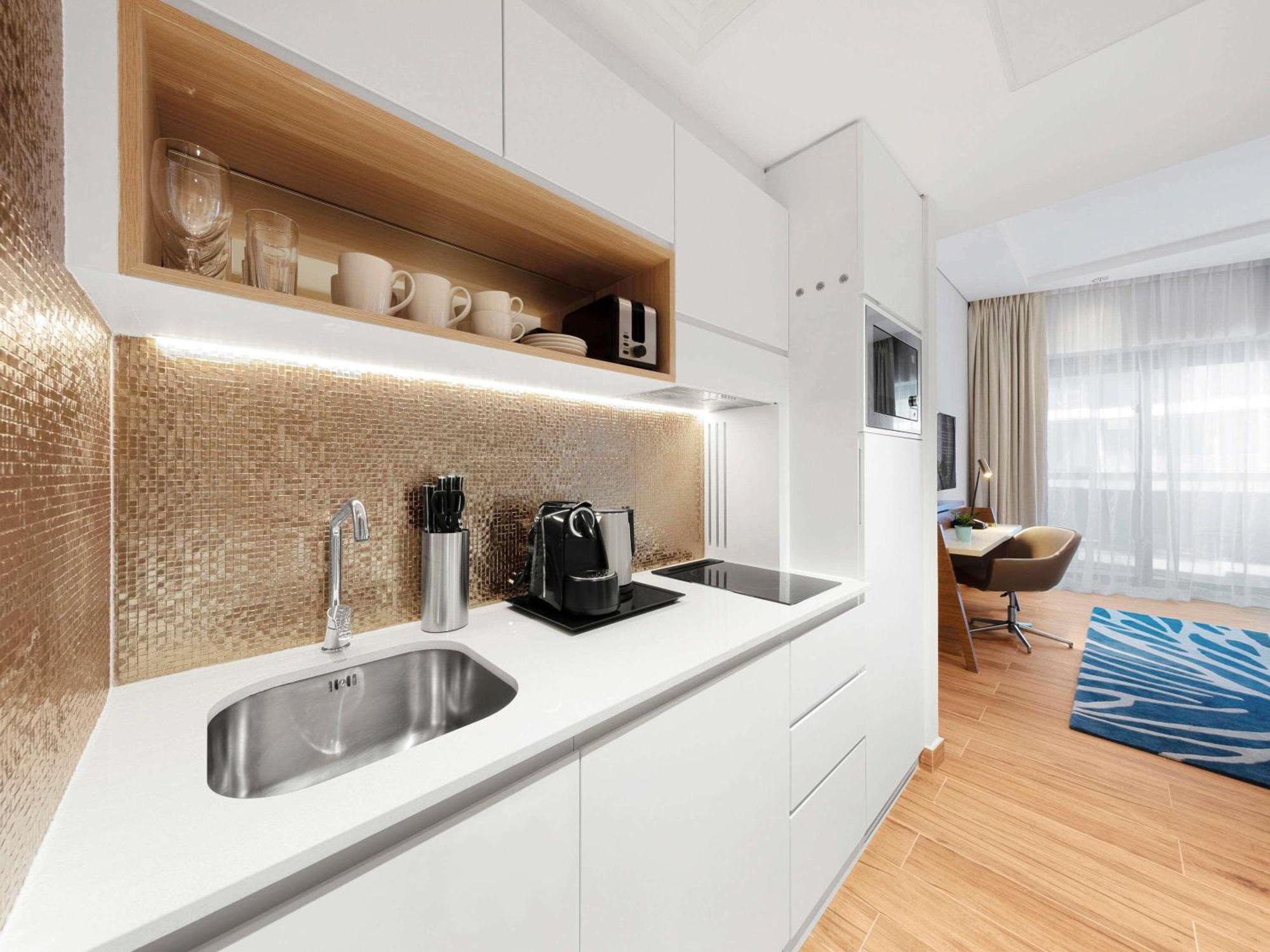 Deluxe Studio Apartment Private Beach Access