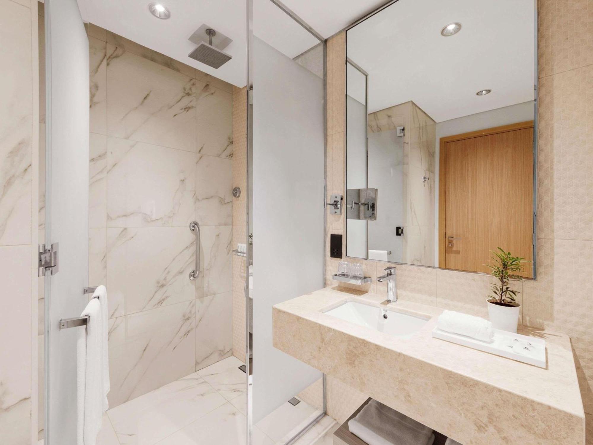 Deluxe Studio Apartment Private Beach Access