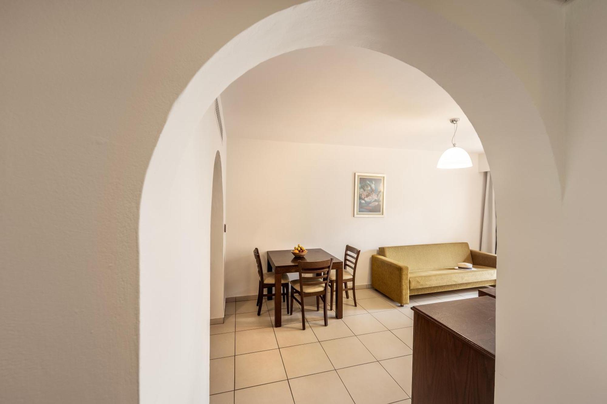 Superior One-Bedroom Apartment