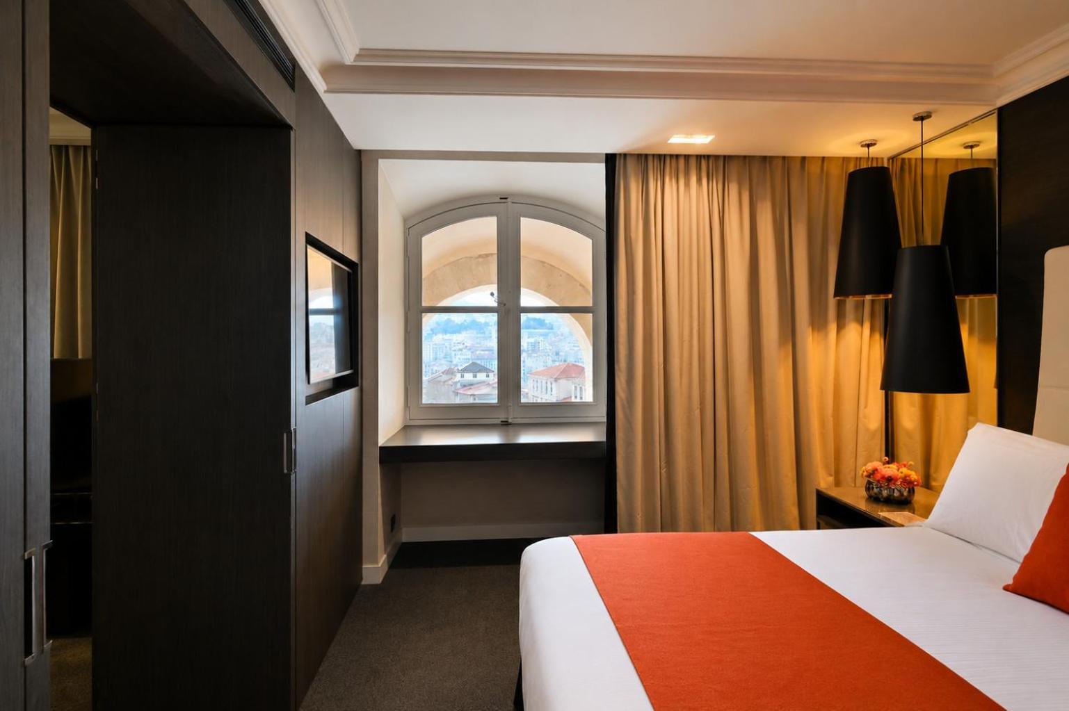 Junior King Suite Church View