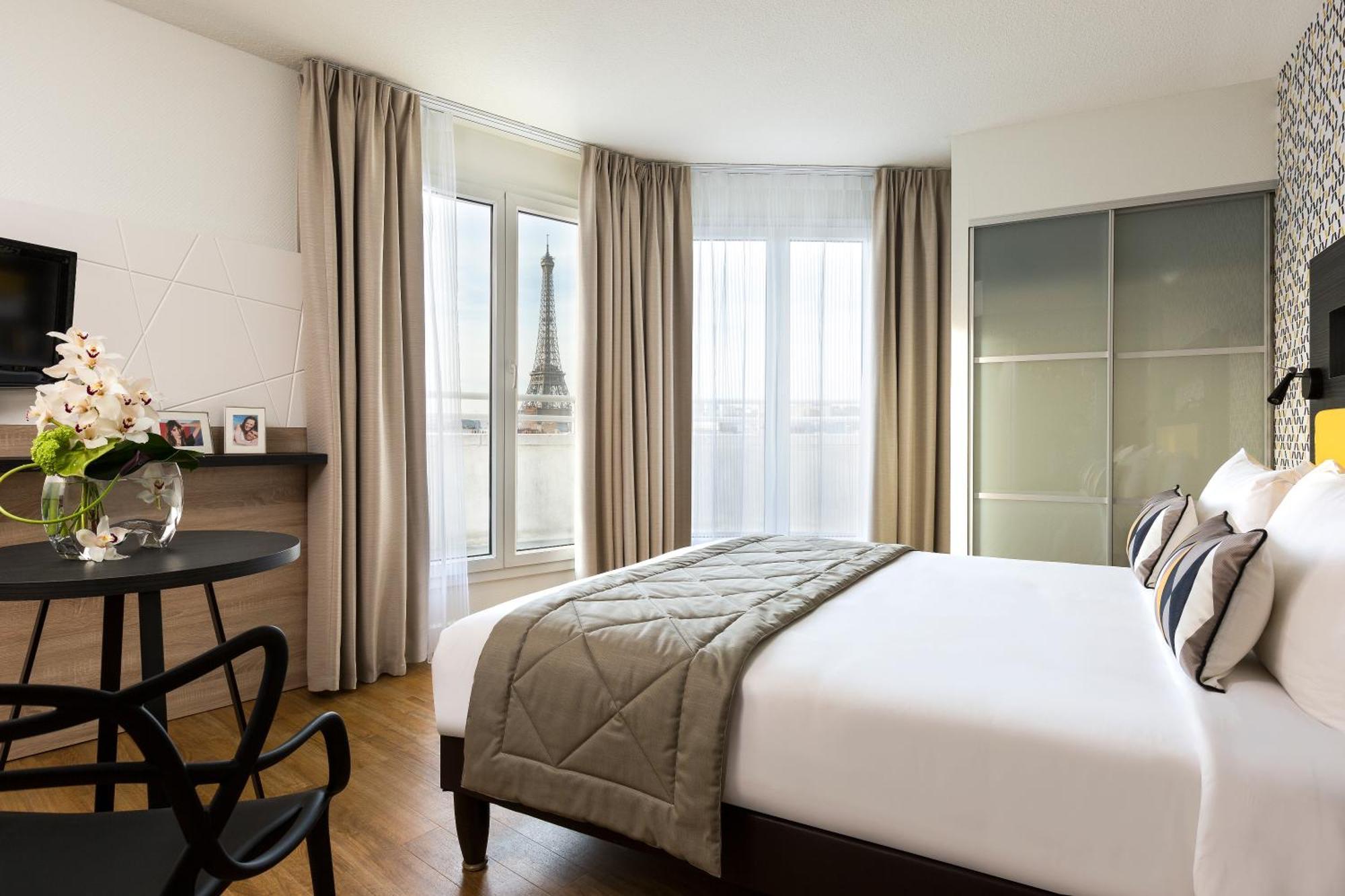 Studio Eiffel Tower view balcony
