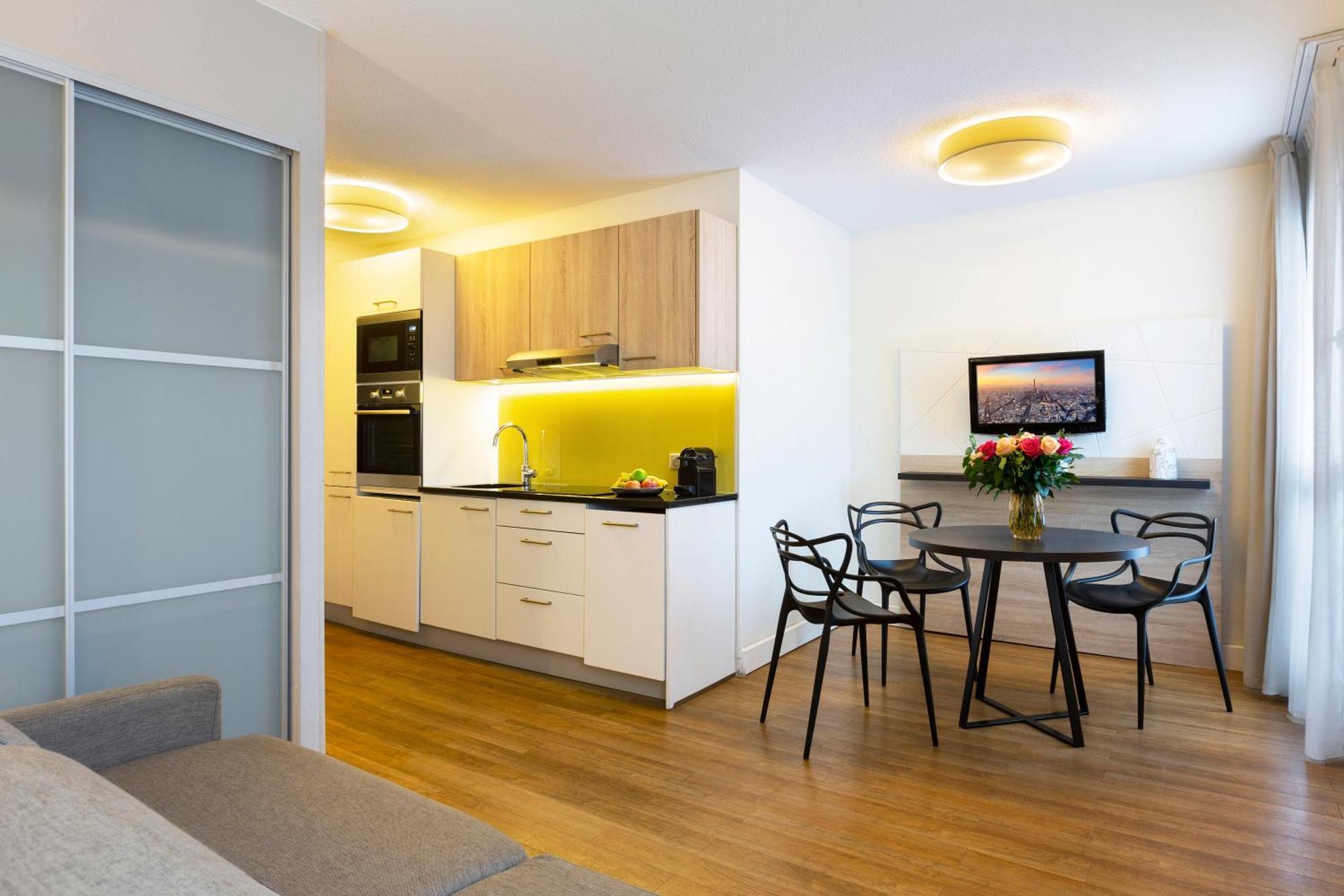 One-Bedroom Apartment Eiffel Tower View