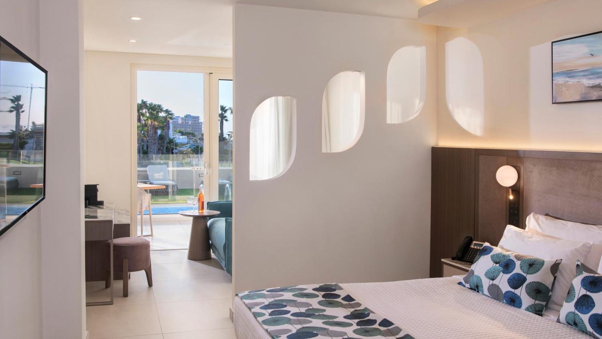 Side Sea View Family Suite Swim Up Pool & Jacuzzi