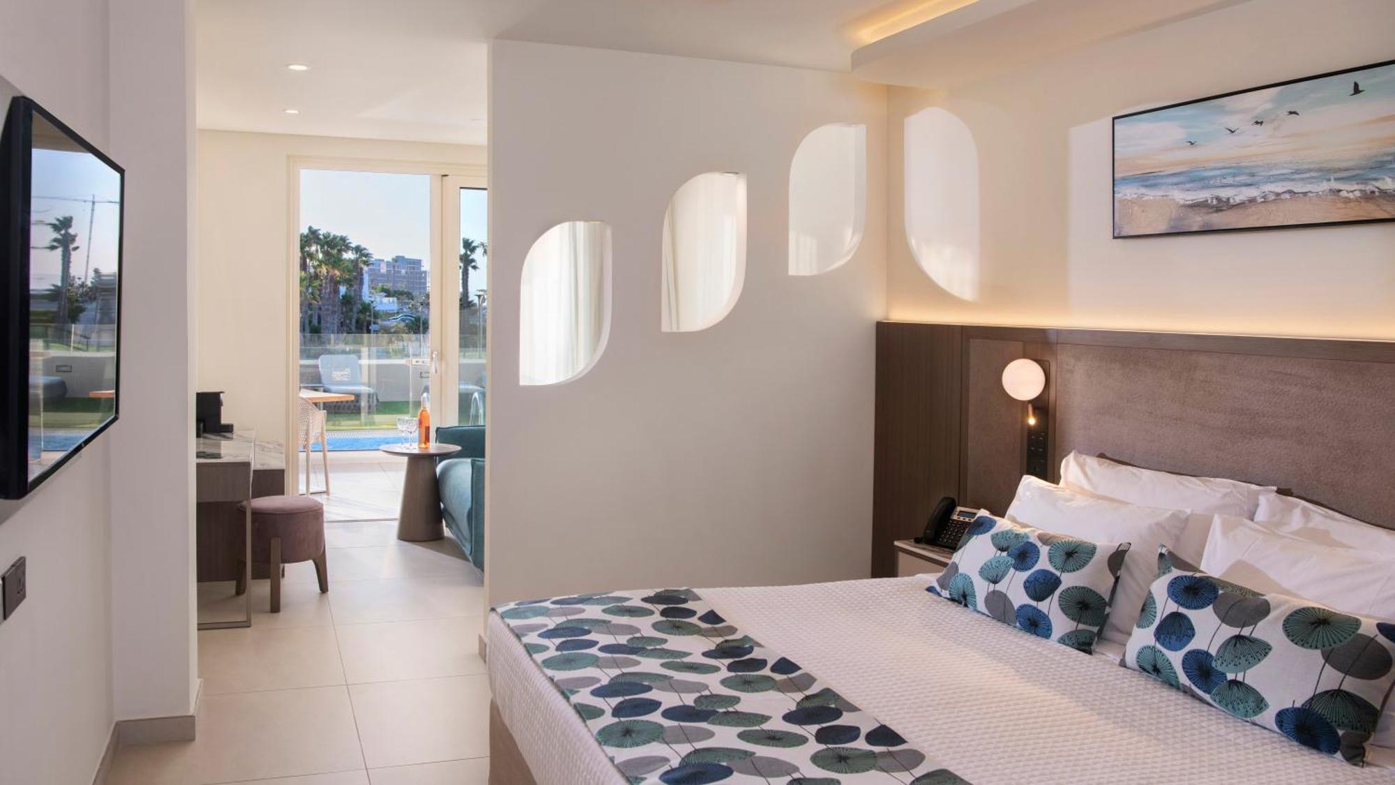 Side Sea View Family Suite Swim Up Pool & Jacuzzi