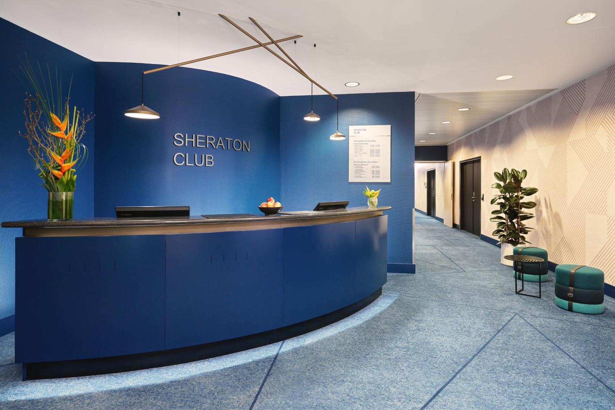 Pokój typu Sheraton Club z łóżkiem typu king-size lub łóżkiem typu queen-size i dostępem do salonu klubowego