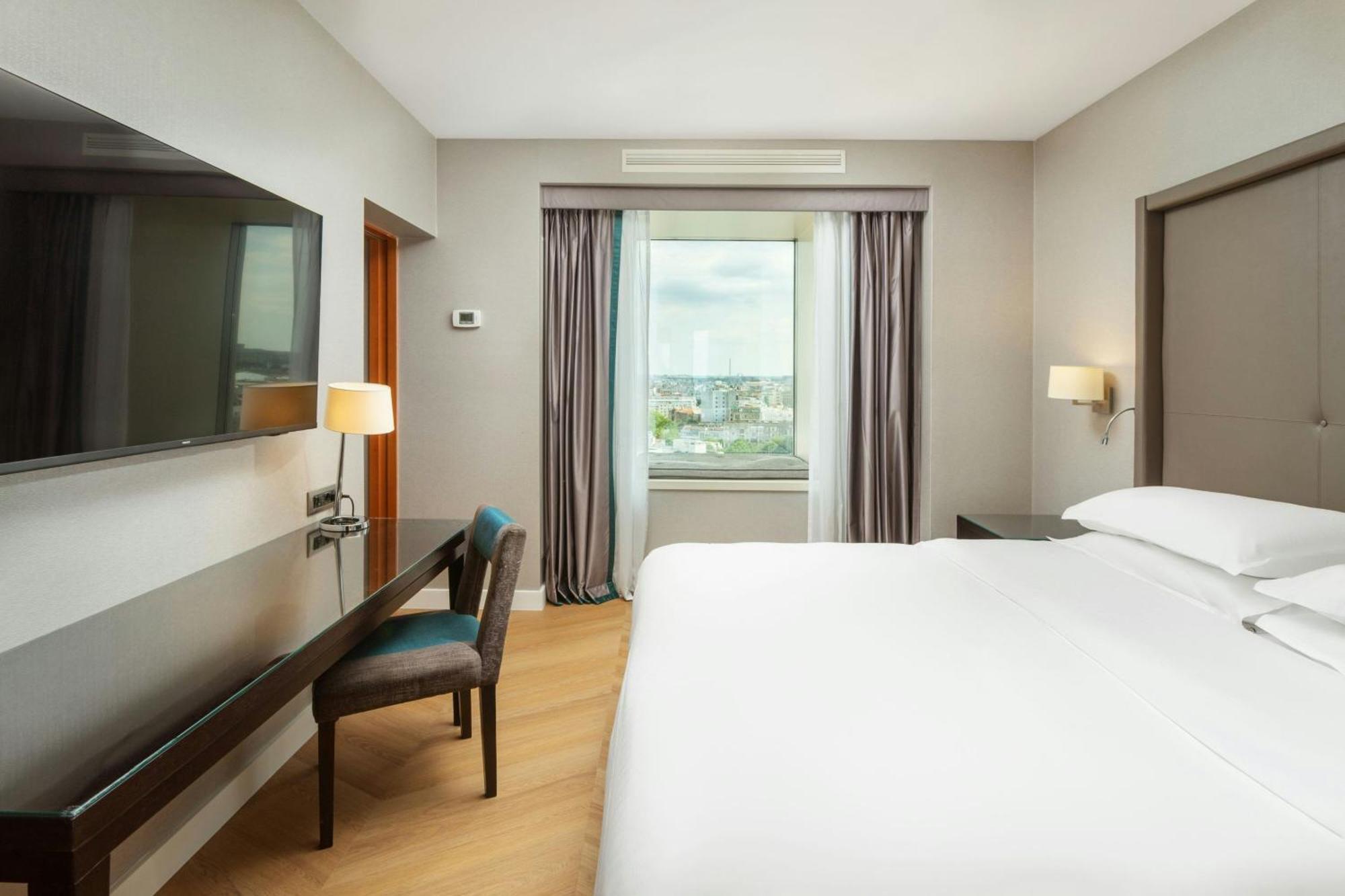 Deluxe Executive level 1 Bedroom Junior Suite 1 King