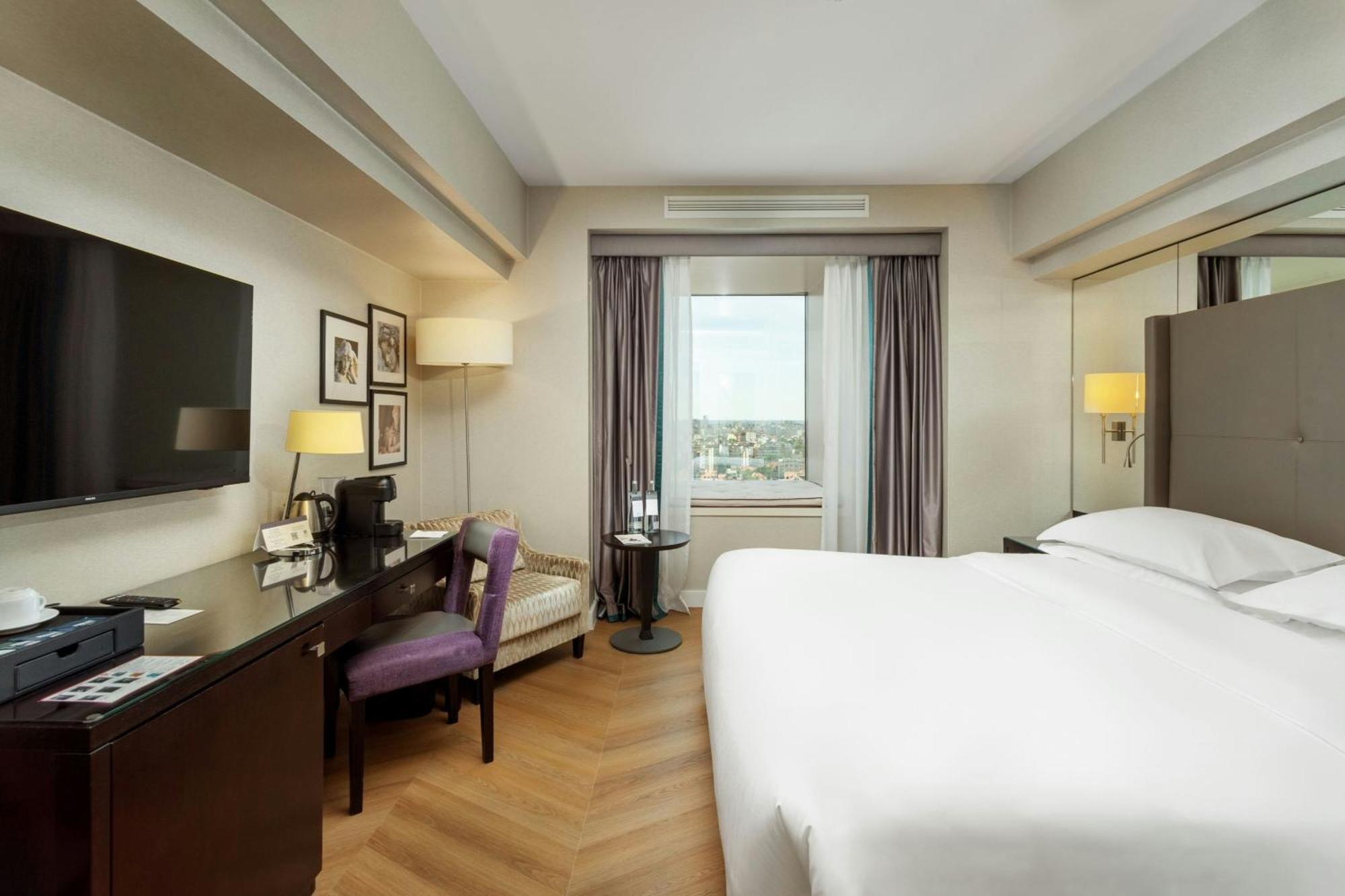 Executive Executive level Guest room 1 King Skyline view