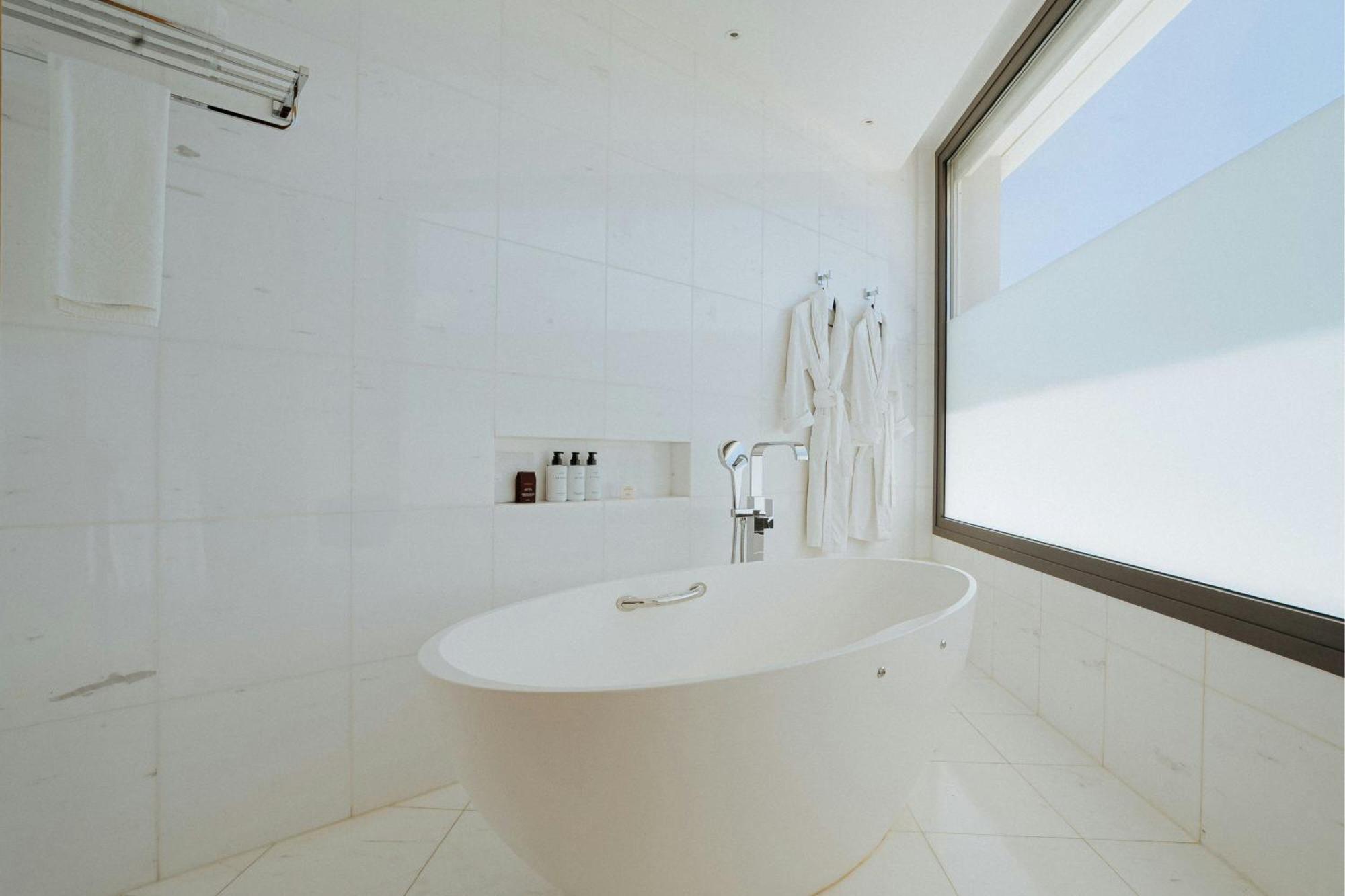 Panoramic 1 Bedroom Larger Suite 1 King Sea view Balcony