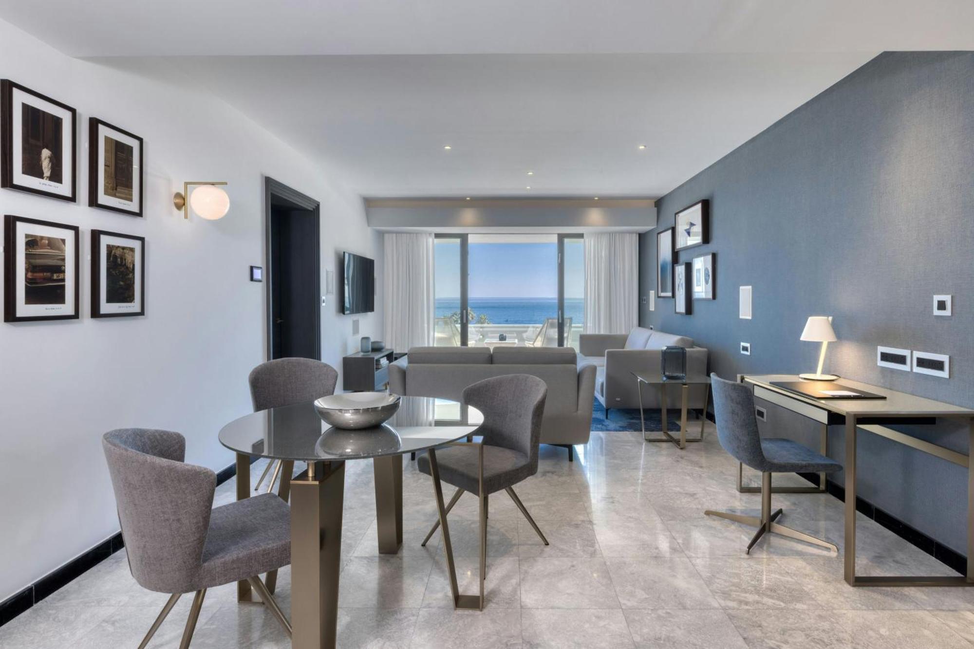 Lifestyle Suite 1 Bedroom Suite 1 King Sea view Poolside Adults Friendly 12