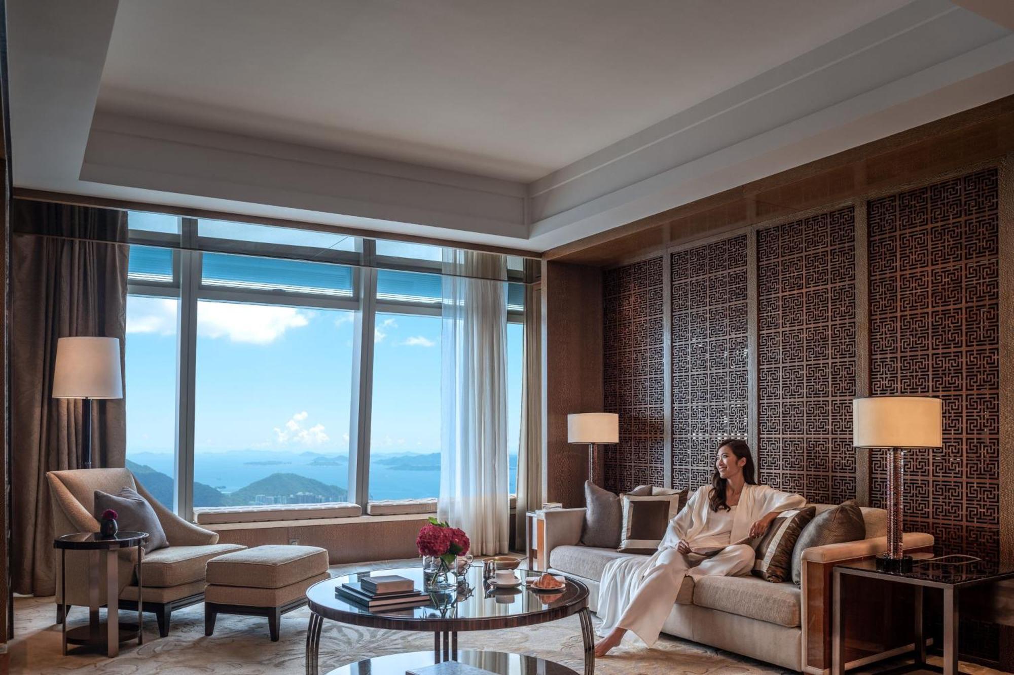 Premier Executive Suite King Bed Club Lounge Access