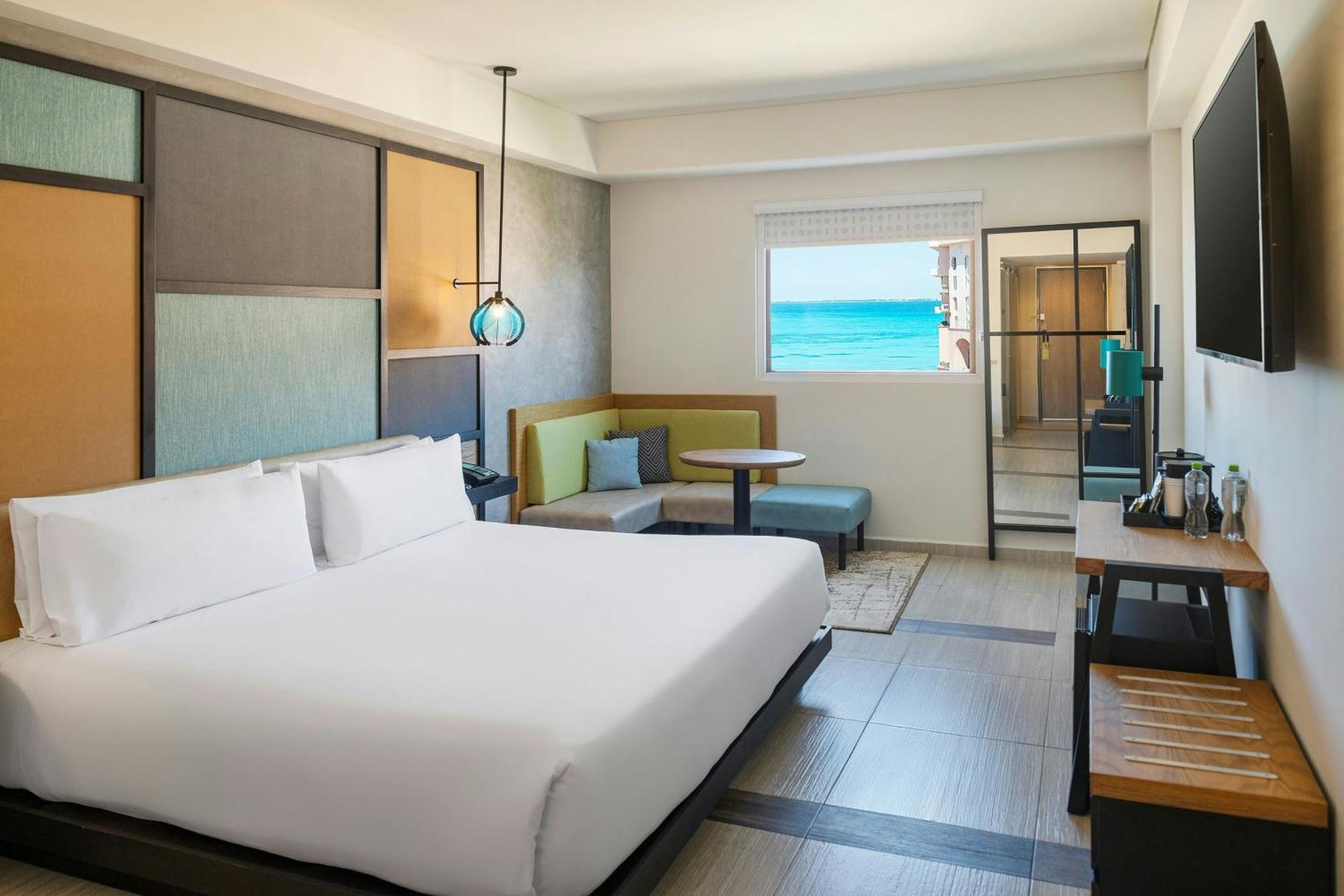 Aloft Ocean View Guest room 1 King Complimentary open bar