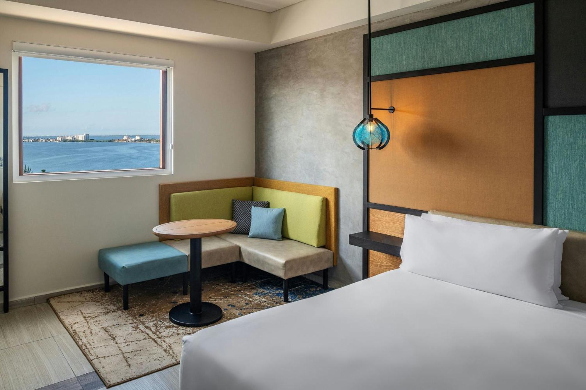 Aloft Lagoon View Guest room 1 King Complimentary open bar