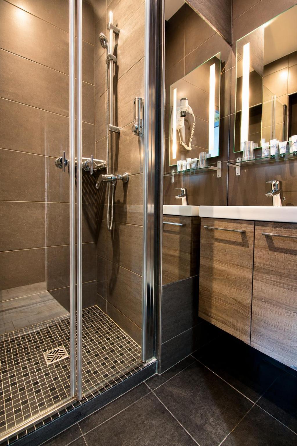 Quintuple Room