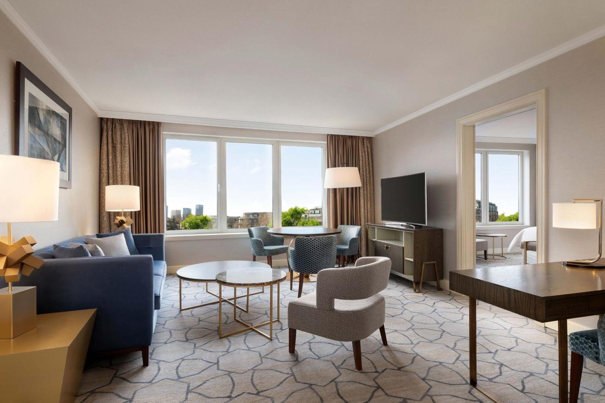 Większy apartament typu Deluxe Suite z 1 sypialnią i dostępem do salonu klubowego